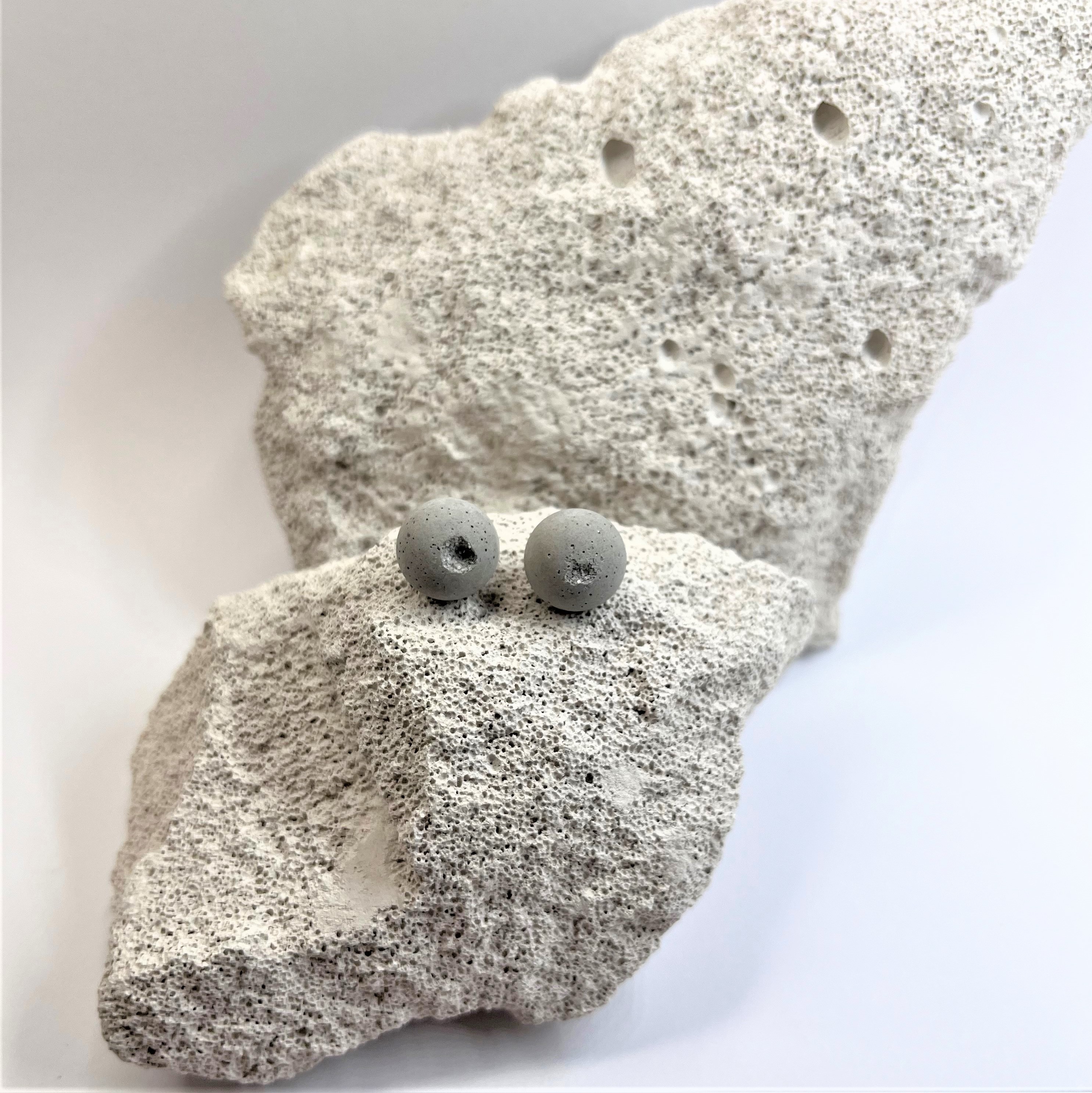 Auskarai PILKA PLANETA / Earrings GREY PLANET
