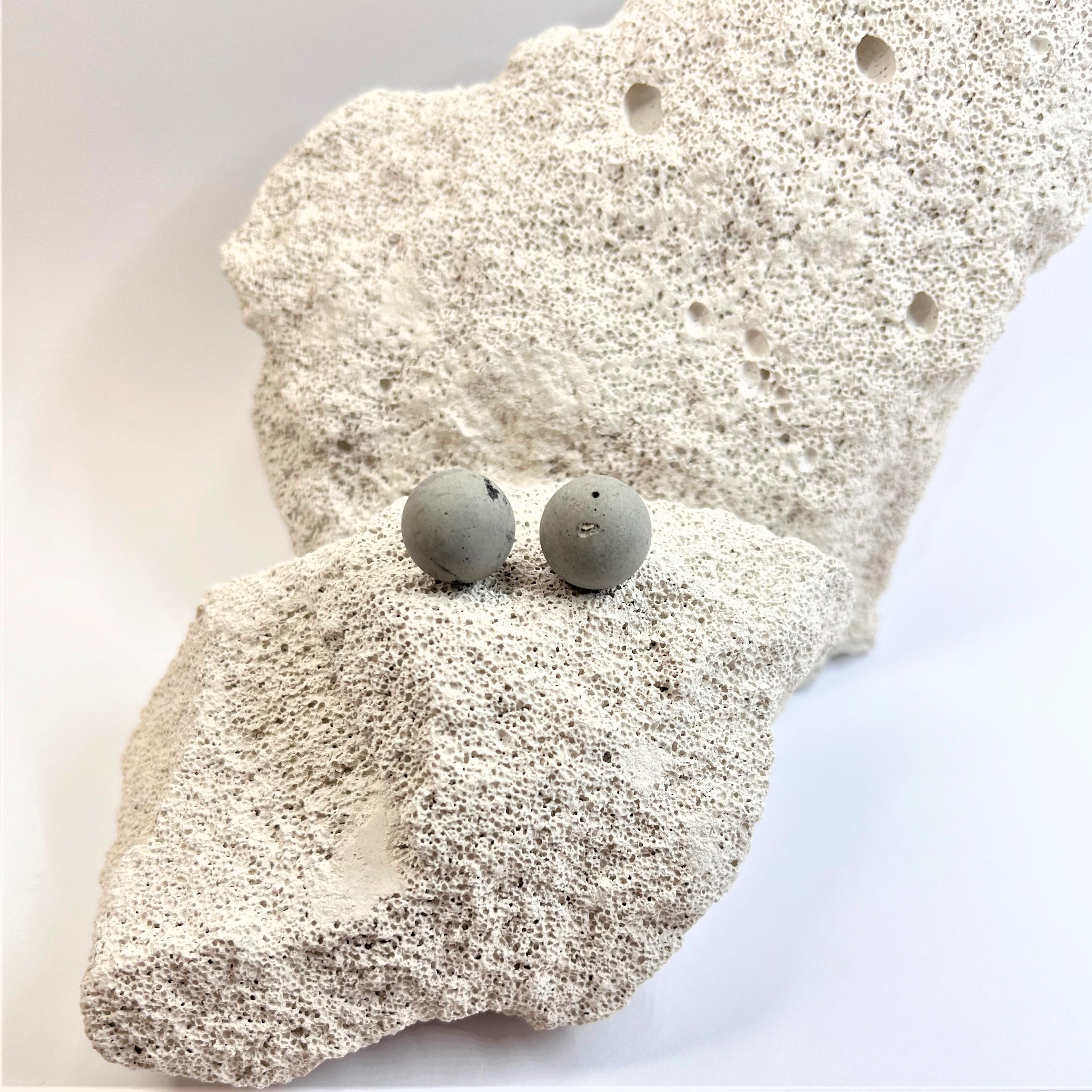 Auskarai PILKA PLANETA / Earrings GREY PLANET