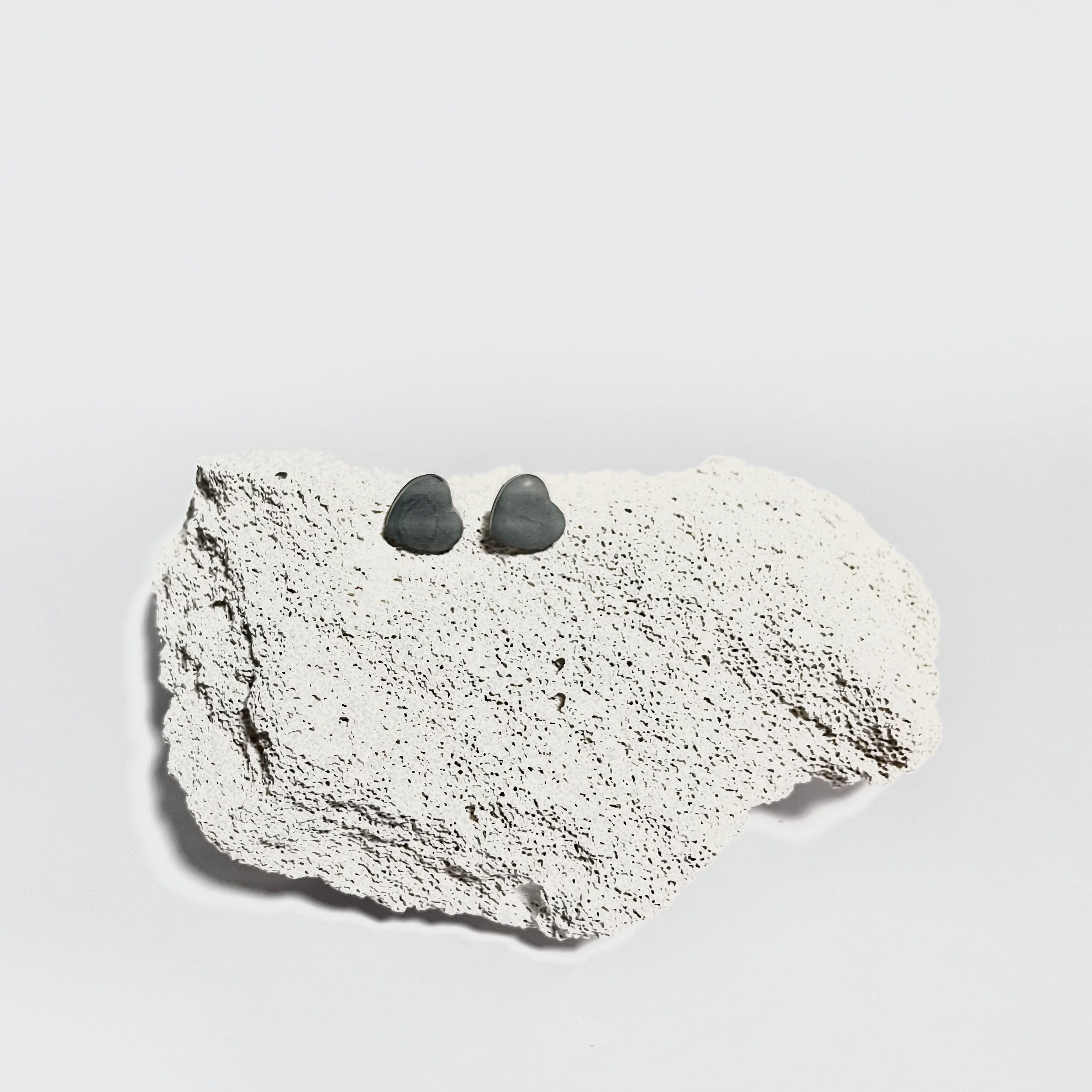 Auskarai MEILĖ, pilki atspalviai / Earrings LOVE, grey tones