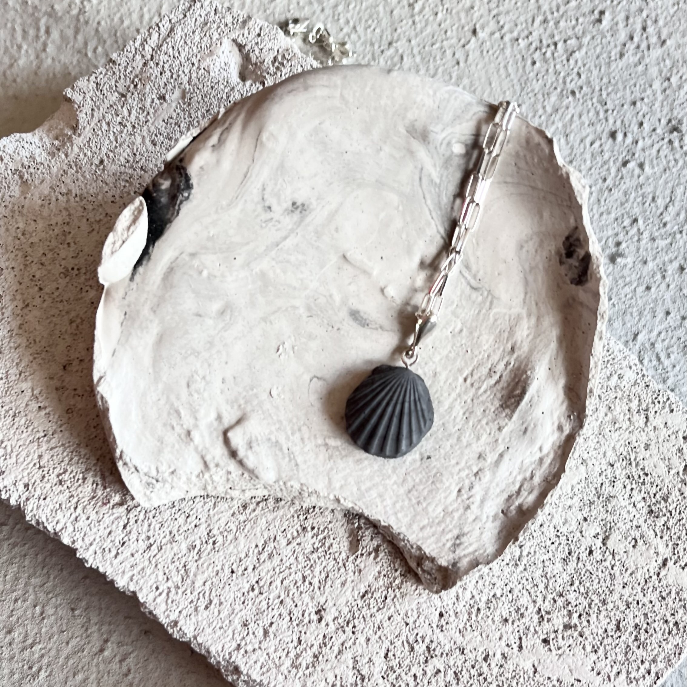 Pakabukas PILKA KRIAUKLĖ / Pendant GREY SEASHELL