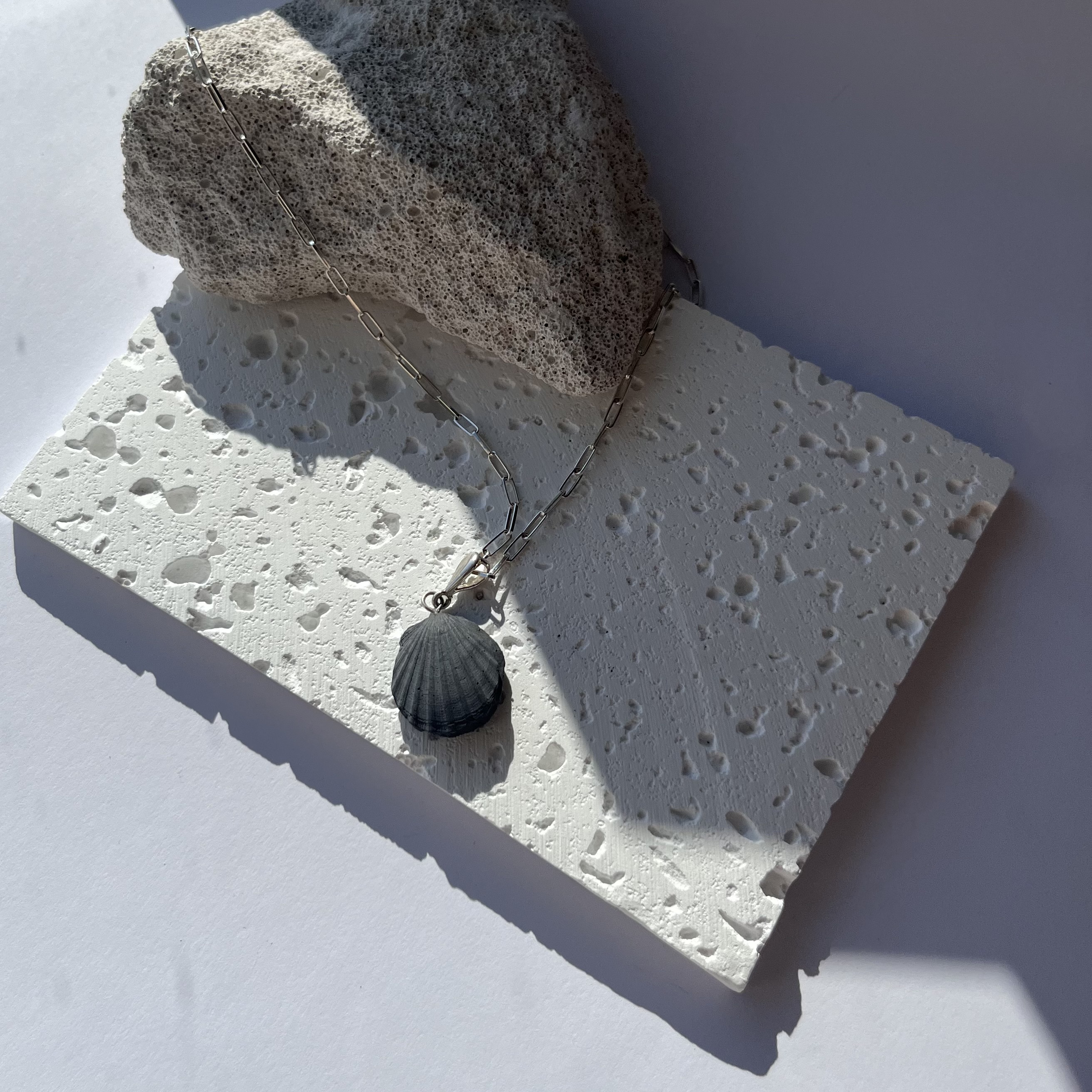 Pakabukas PILKA KRIAUKLĖ / Pendant GREY SEASHELL