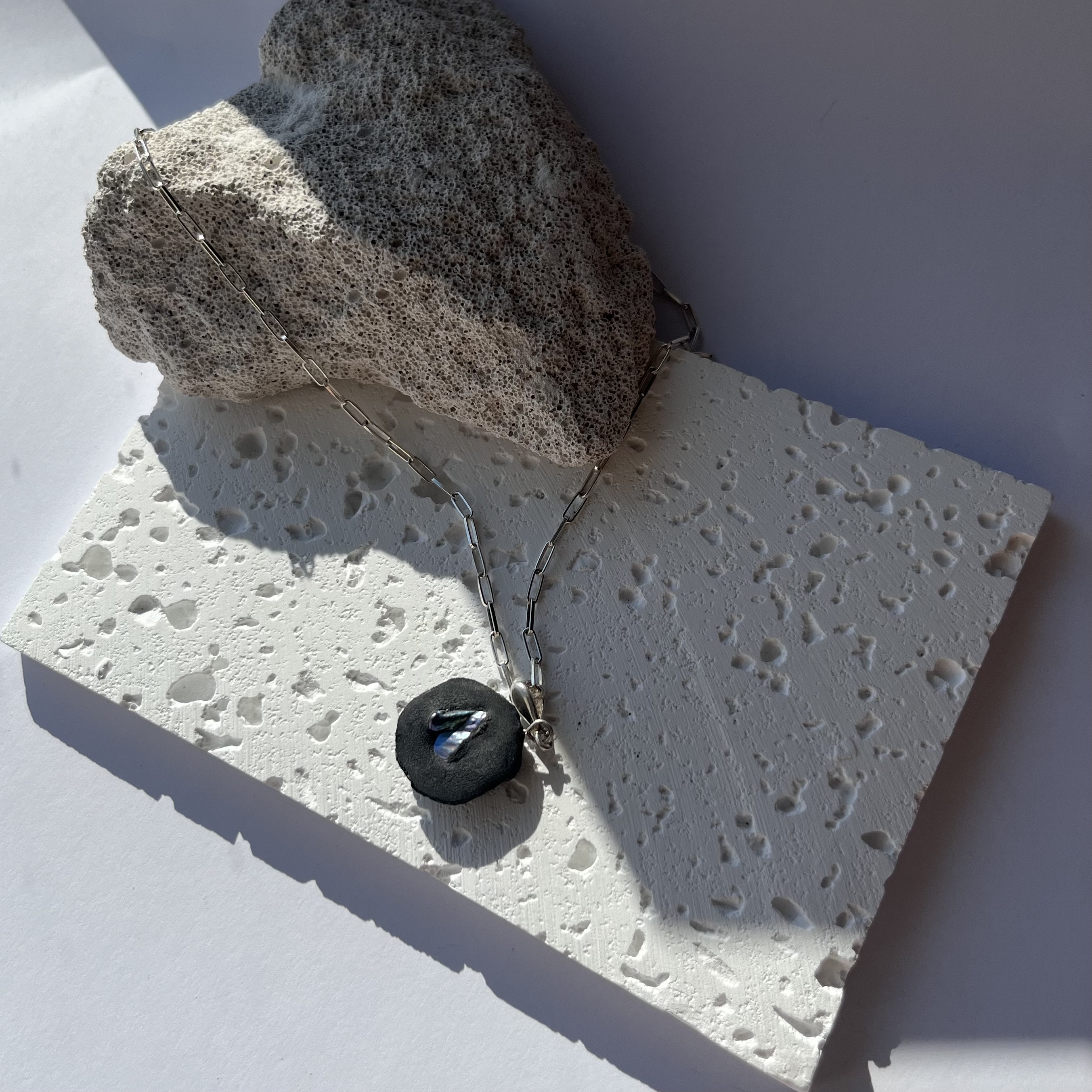 Pakabukas PILKA KRIAUKLĖ / Pendant GREY SEASHELL