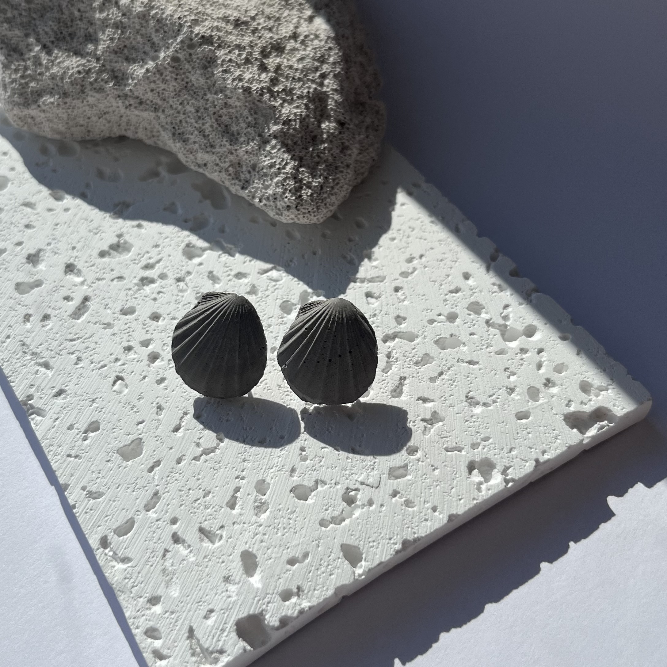 Auskarai PILKOS KRIAUKLĖS / Earrings GREY SEASHELLS