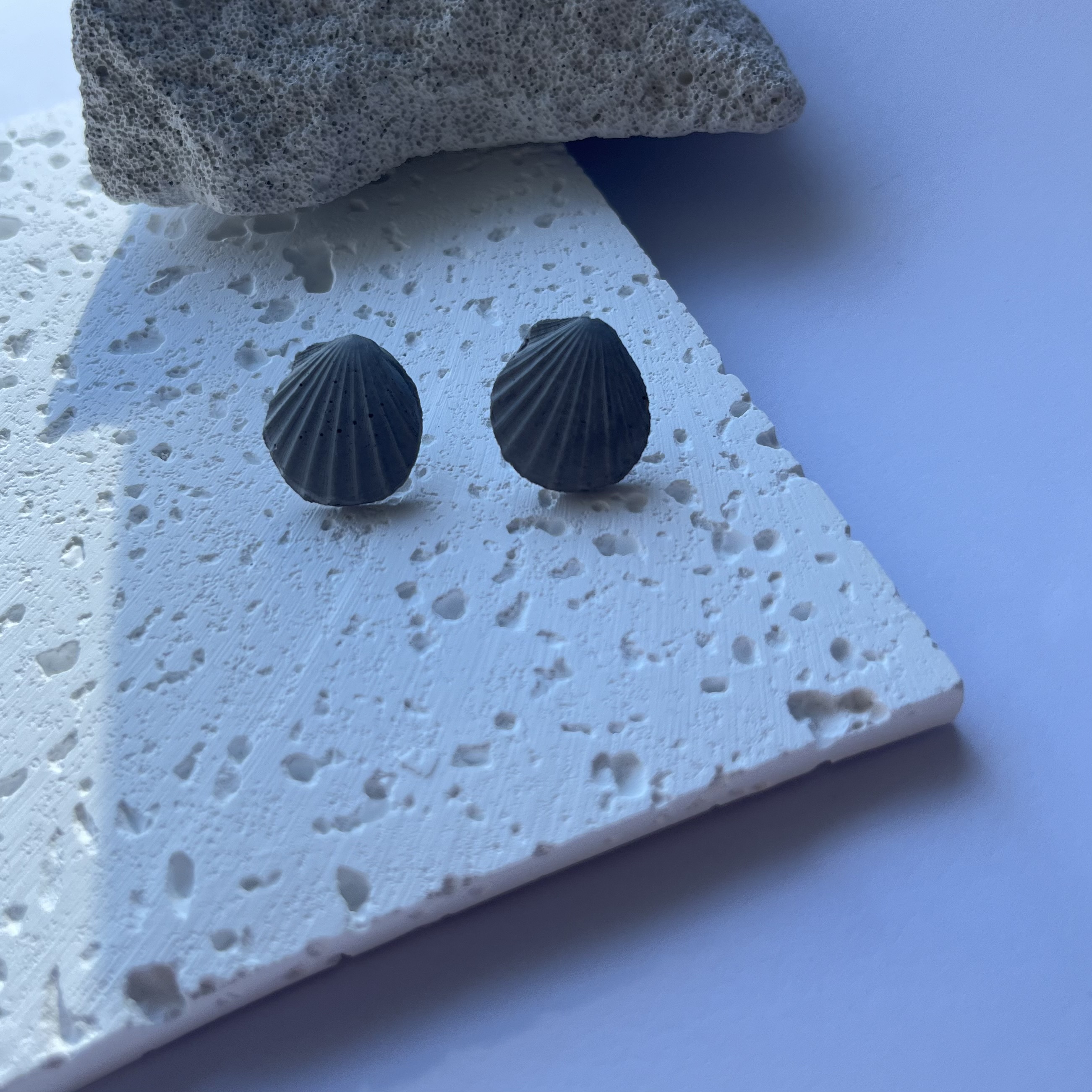 Auskarai PILKOS KRIAUKLĖS / Earrings GREY SEASHELLS