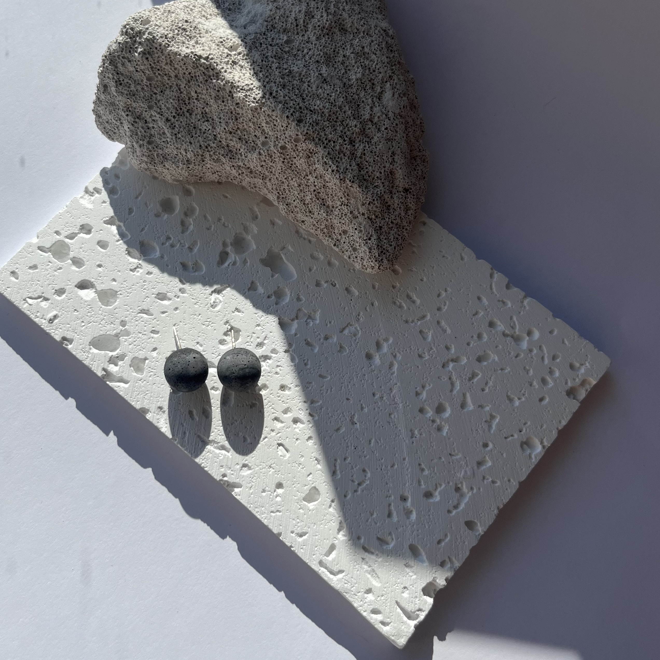 Auskarai PILKA PLANETA / Earrings GREY PLANET