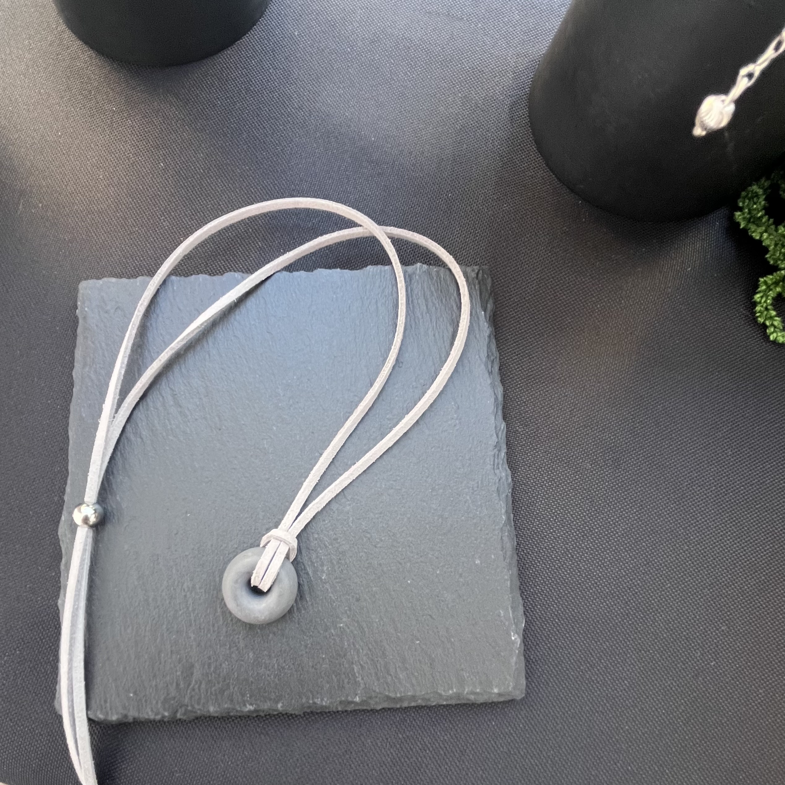 Pakabukas SKONIS, zomša / Necklace TASTE, suede