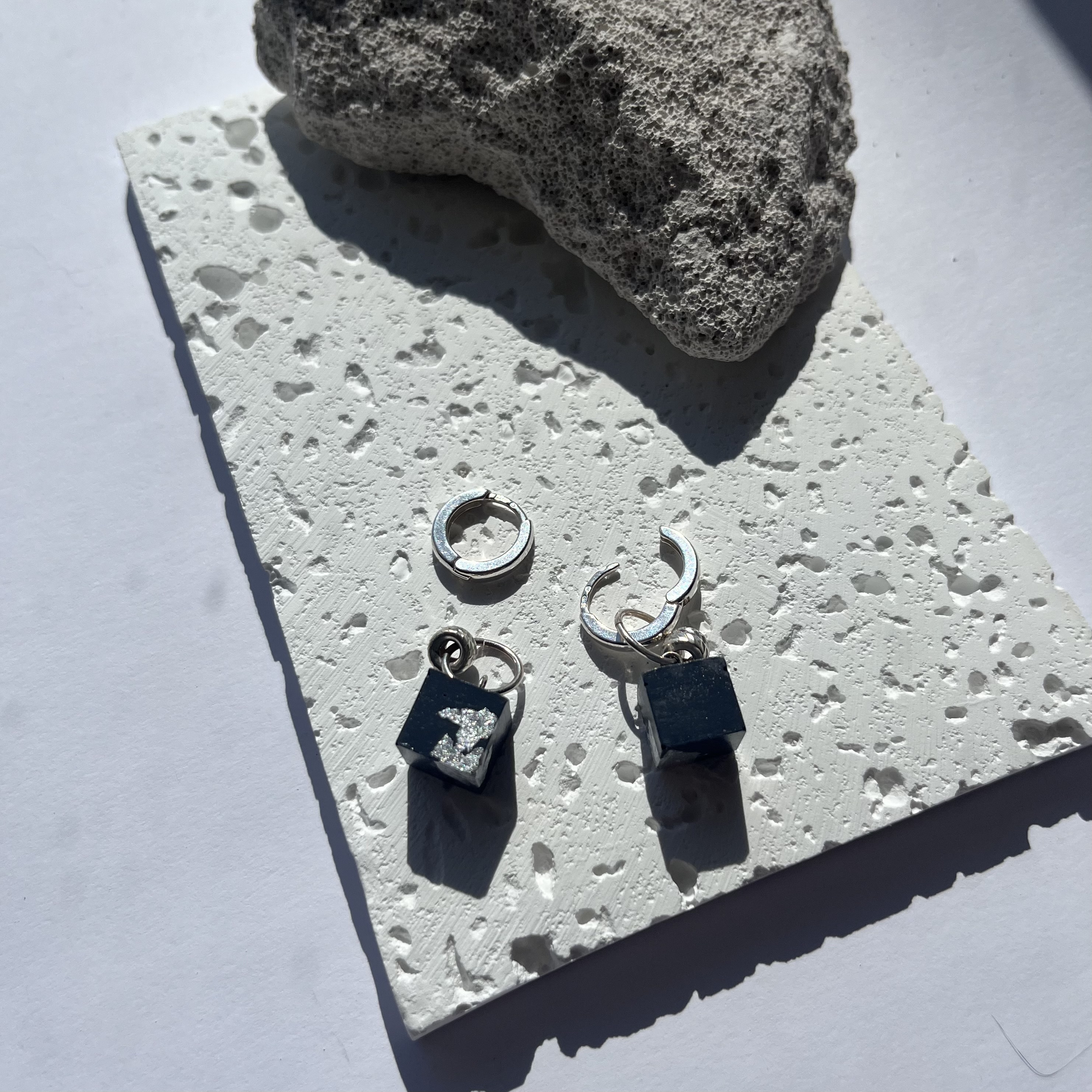 Auskarai VIRSMAS - KUBAI / Earrings TRANSFORMATION - CUBES