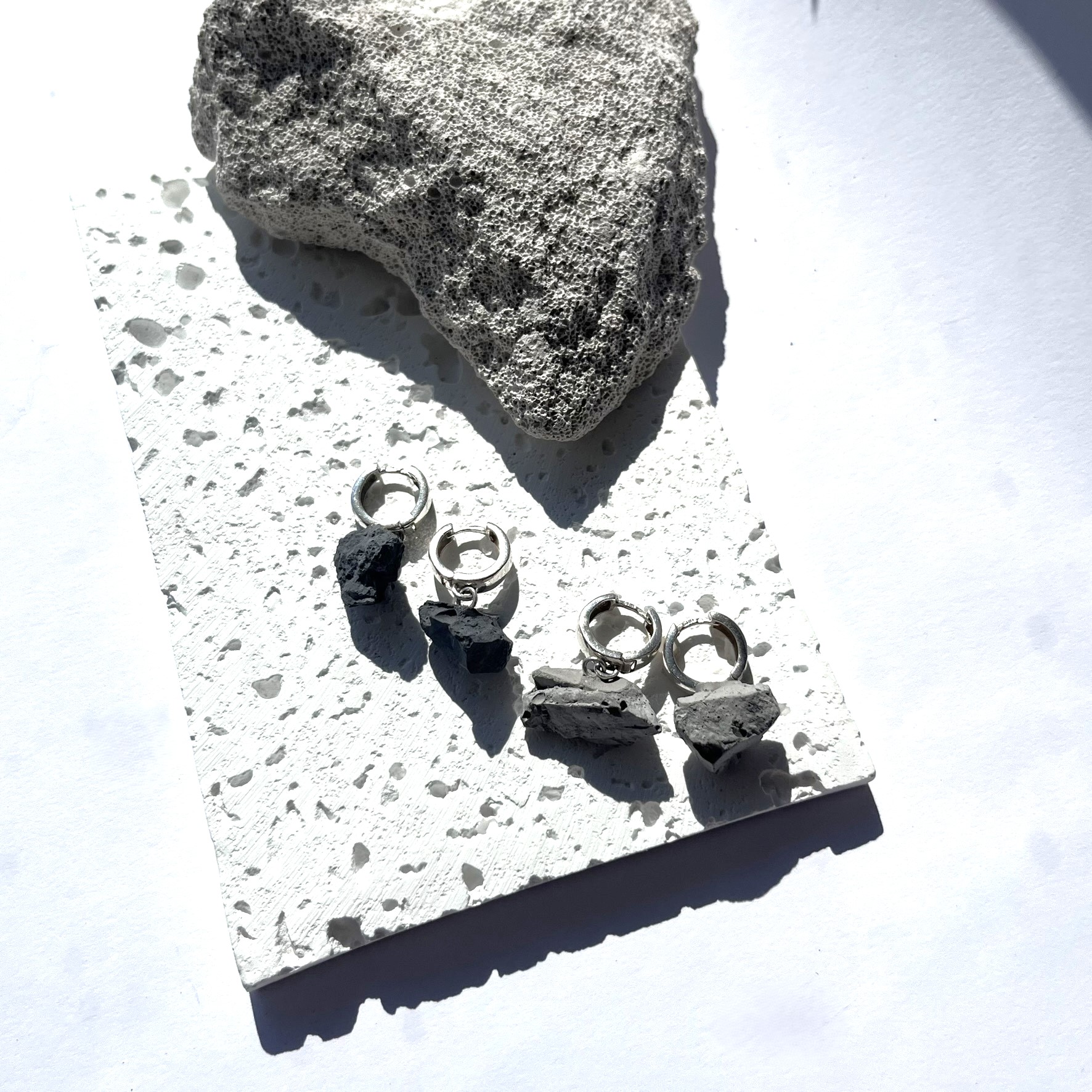 Auskarai KABANTIS AKMUO / Earrings DANGLING STONE