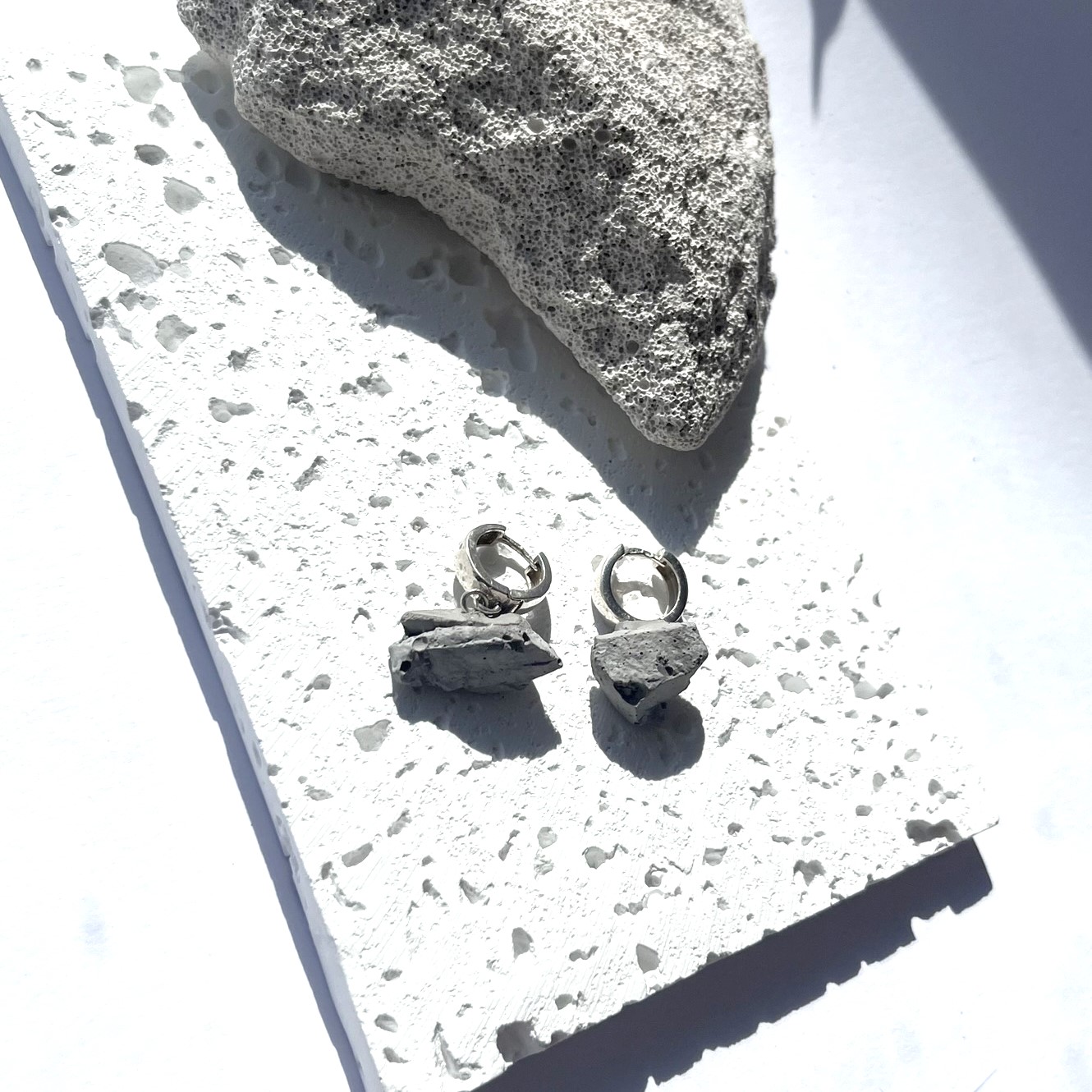 Auskarai KABANTIS AKMUO / Earrings DANGLING STONE