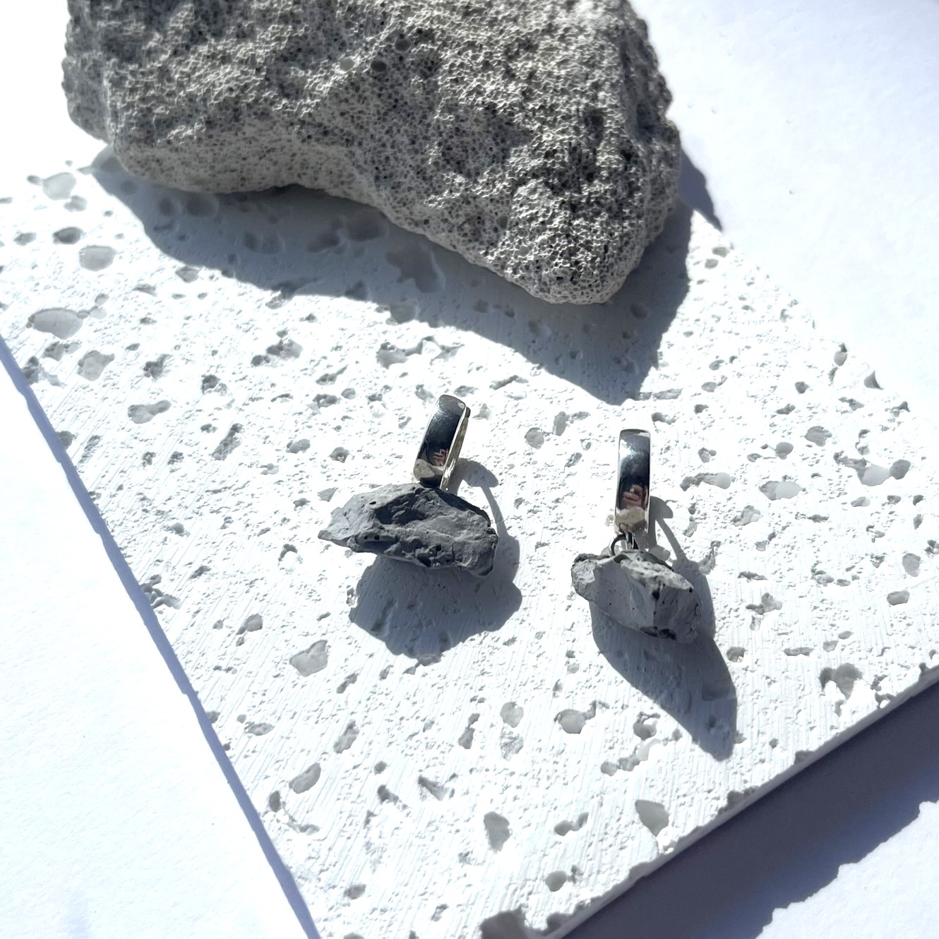 Auskarai KABANTIS AKMUO / Earrings DANGLING STONE