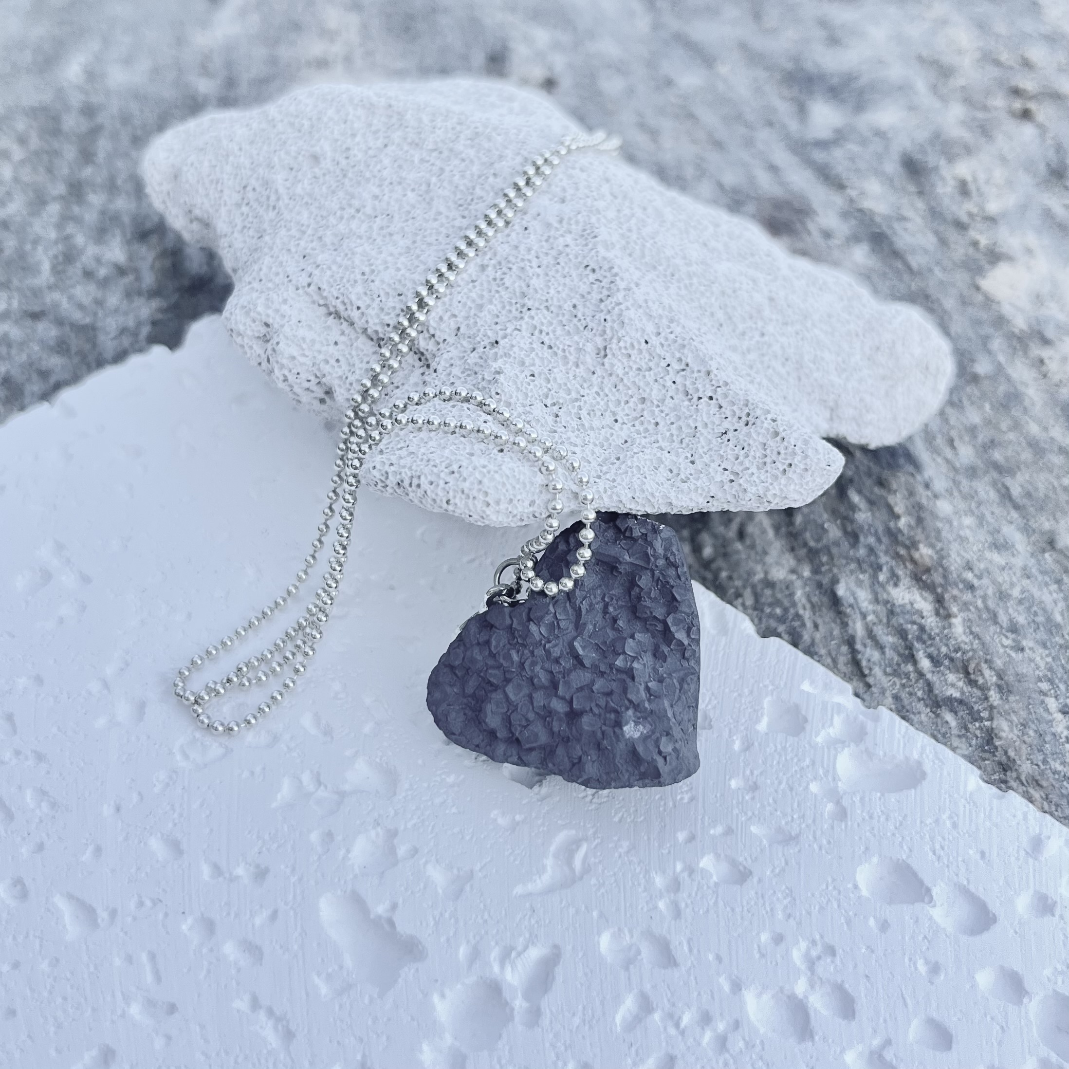 Pakabukas MYLIU JUODAI / Pendant STRONG LOVE