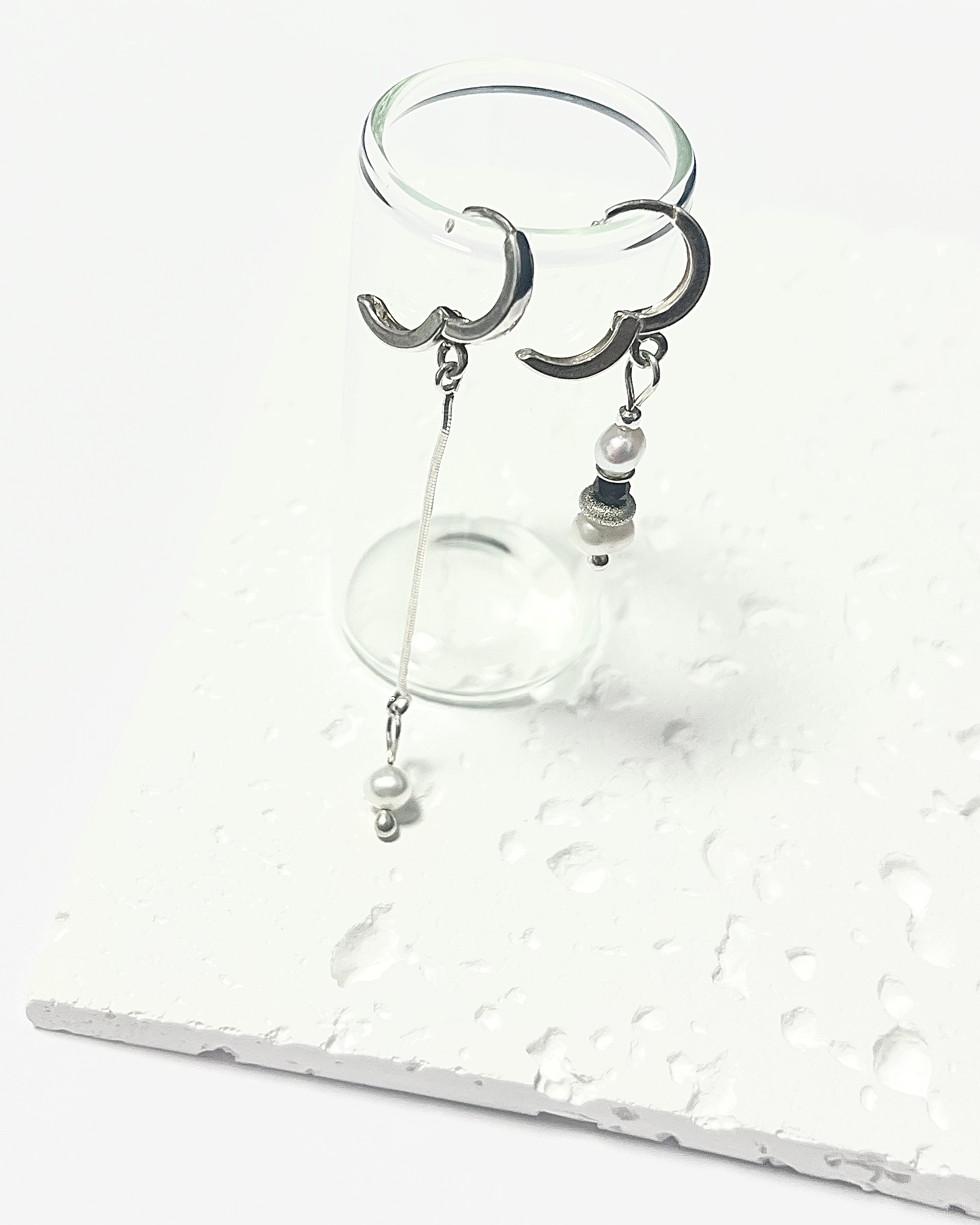 Auskarai DU PLIUS VIENAS, PERLAI / Earrings TWO PLUS ONE, PEARLS