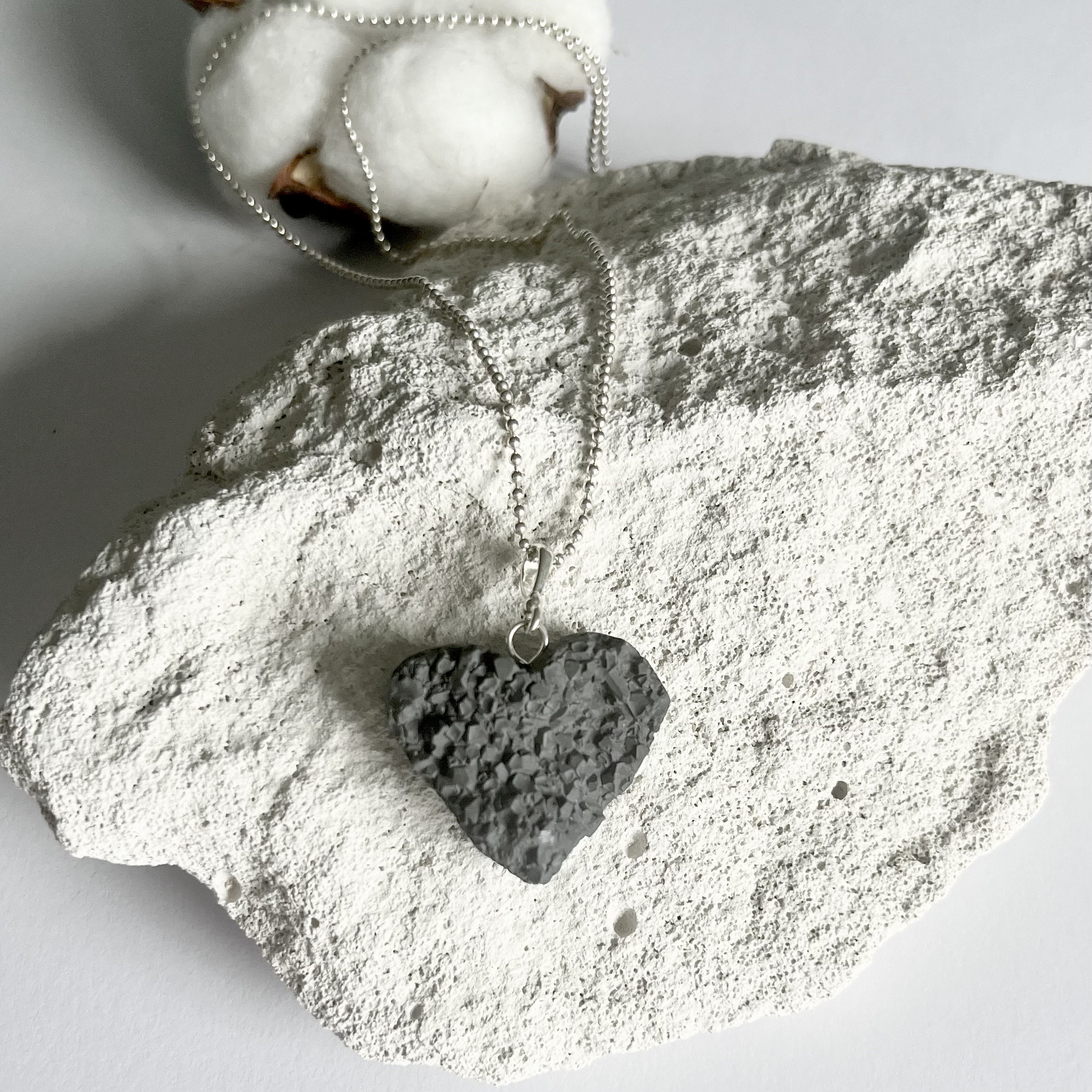 Pakabukas MYLIU JUODAI / Pendant STRONG LOVE