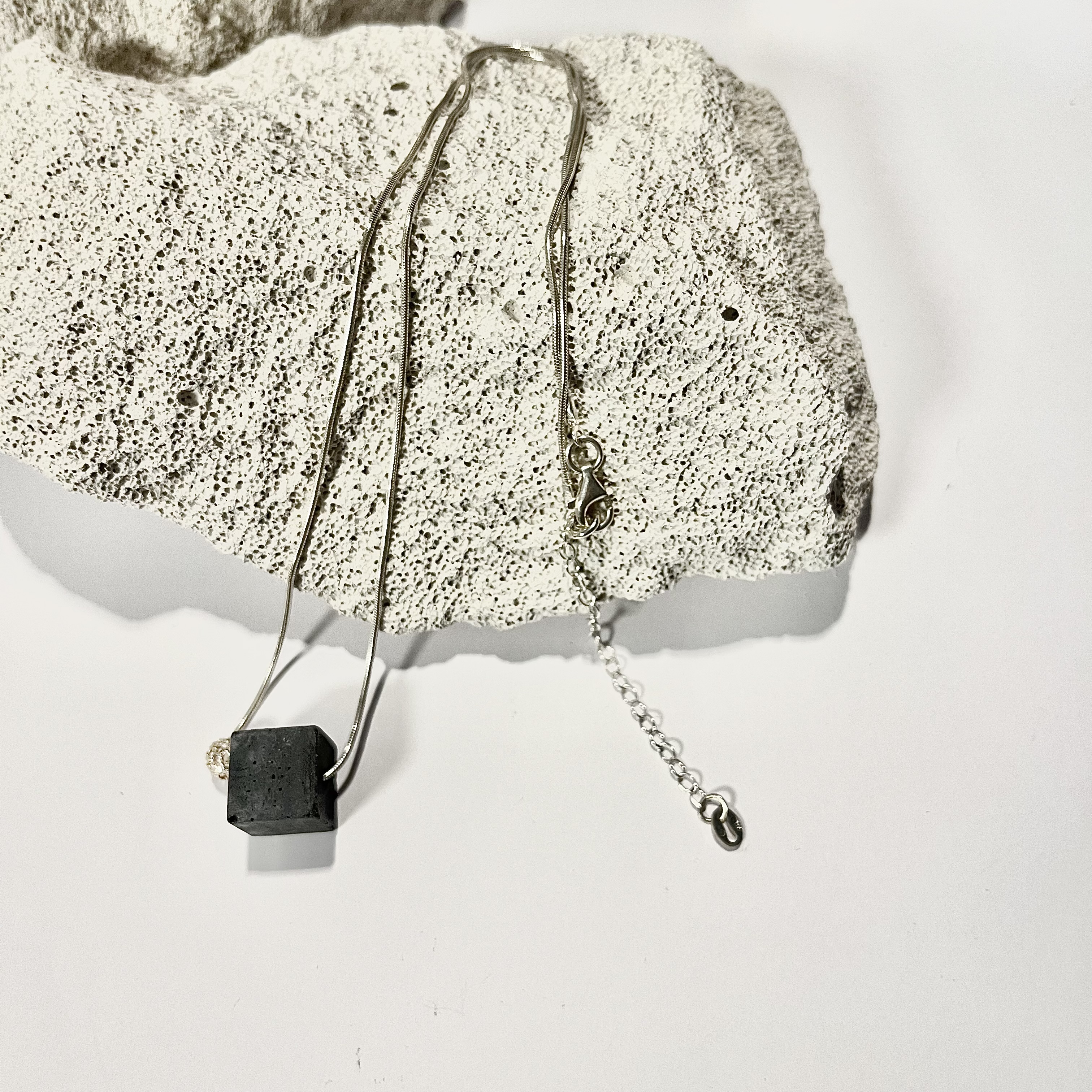 Pakabukas KUBAS / Pendant CUBE