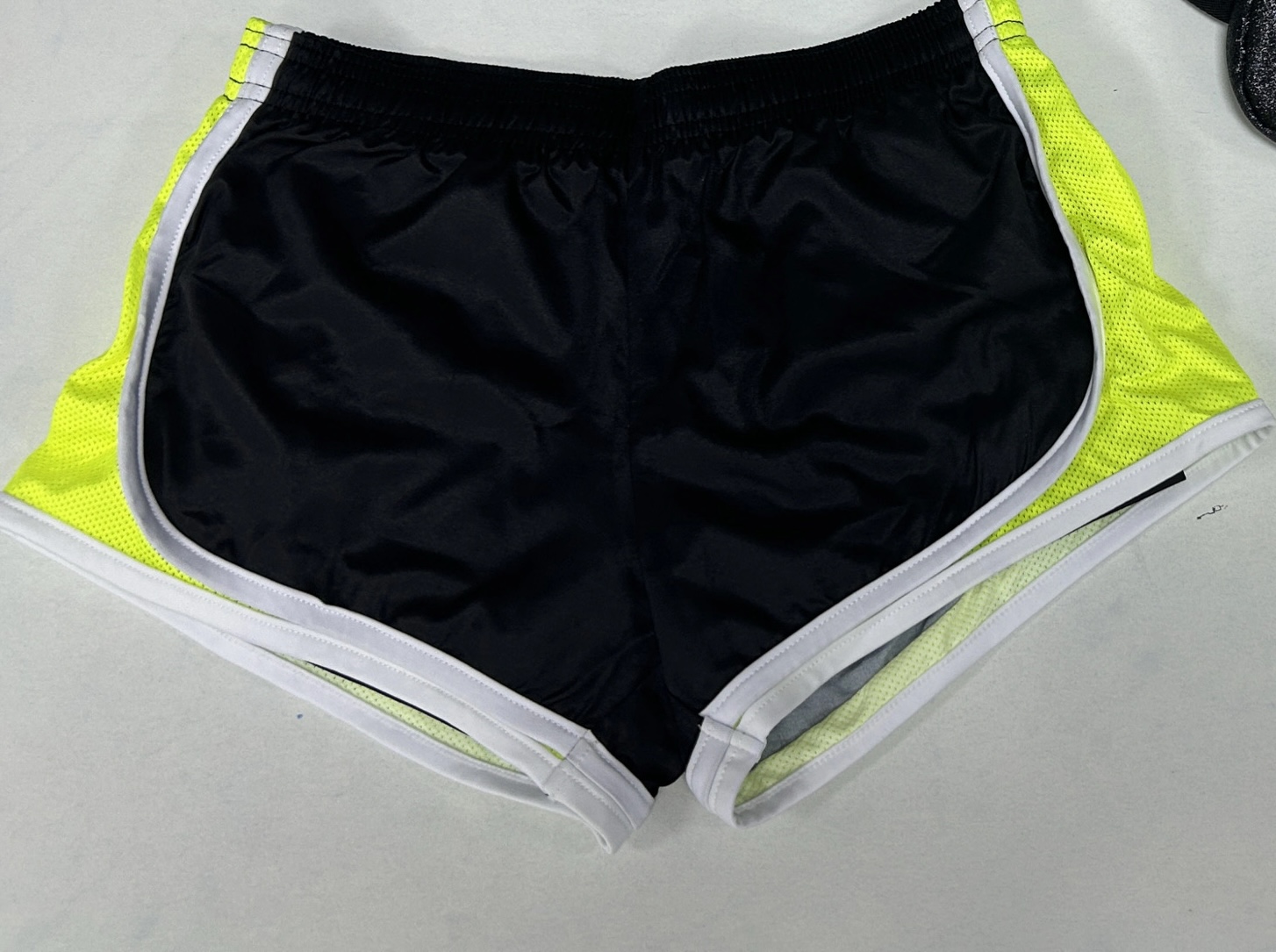 Short de sport noir et jaune