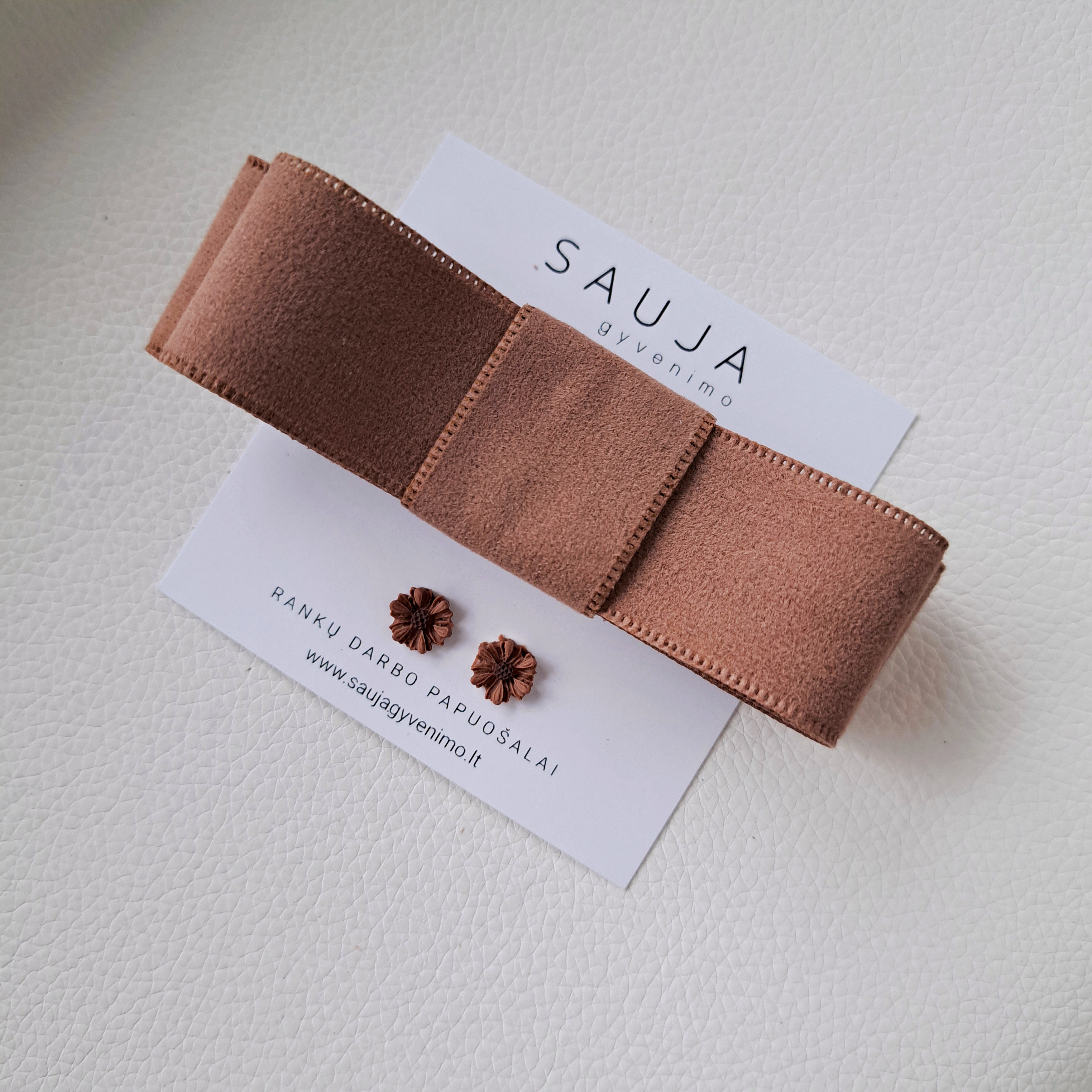 Karamelinis velvet segtukas kaspinas