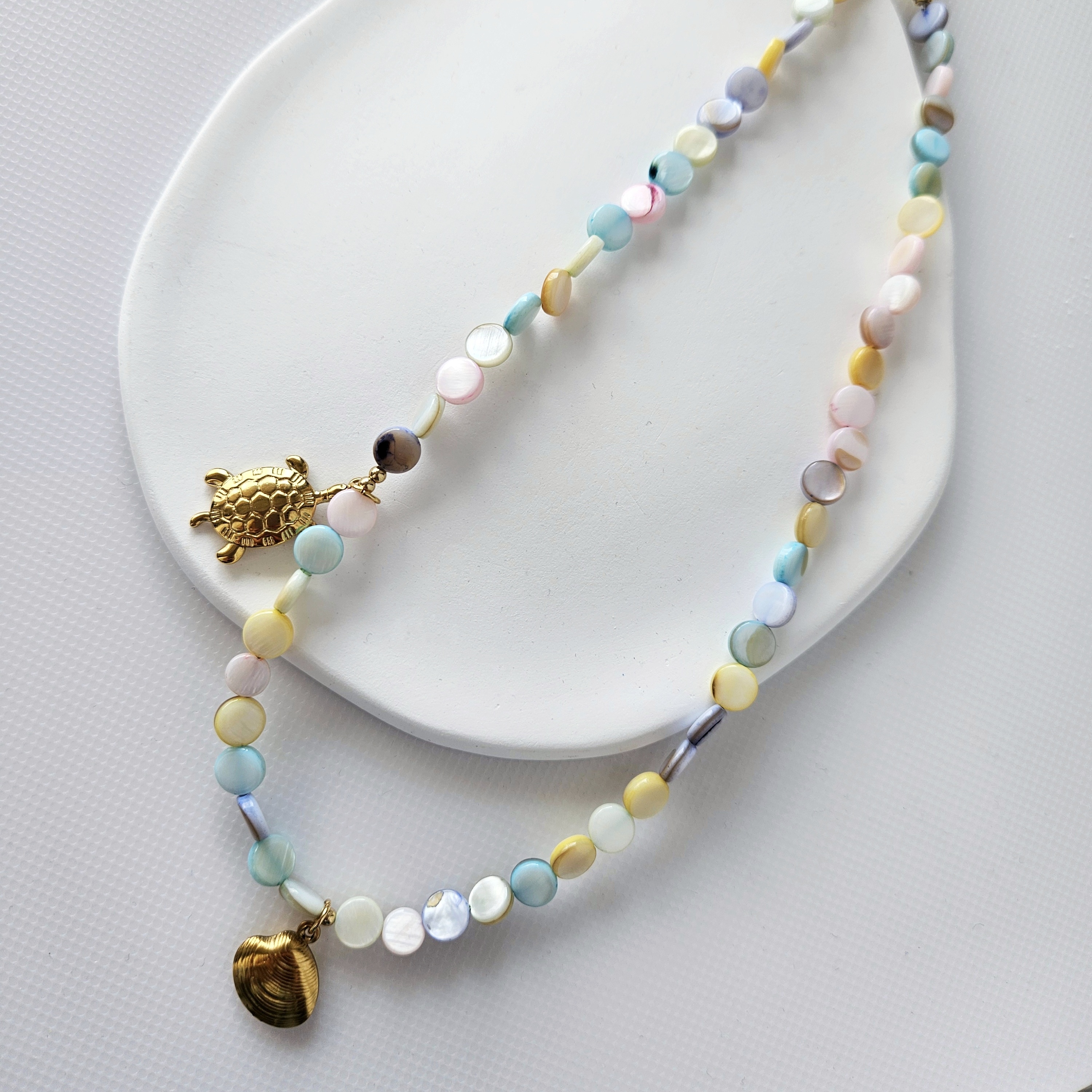 'Pastel turtle shell' kaklo vėrinys 