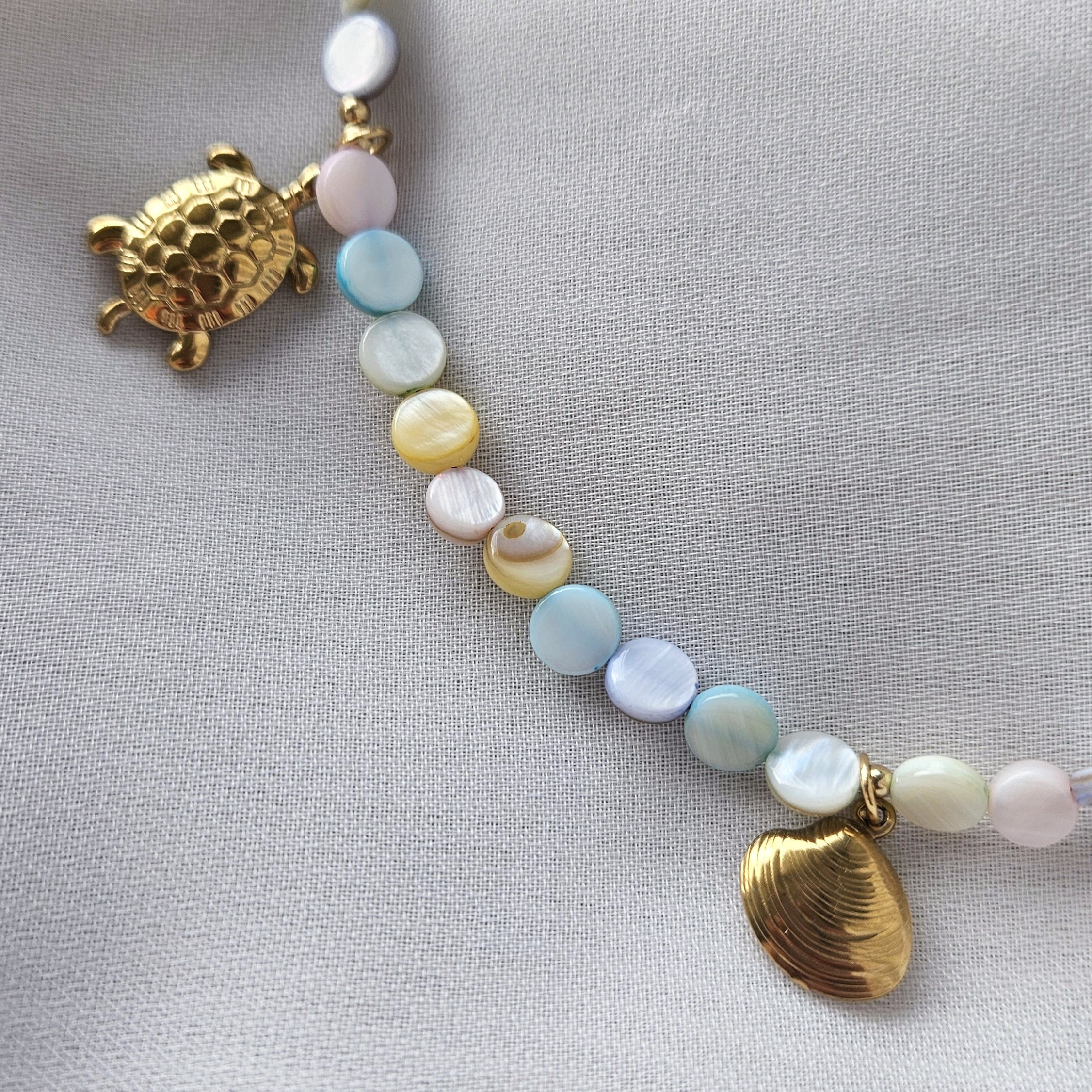 'Pastel turtle shell' kaklo vėrinys 