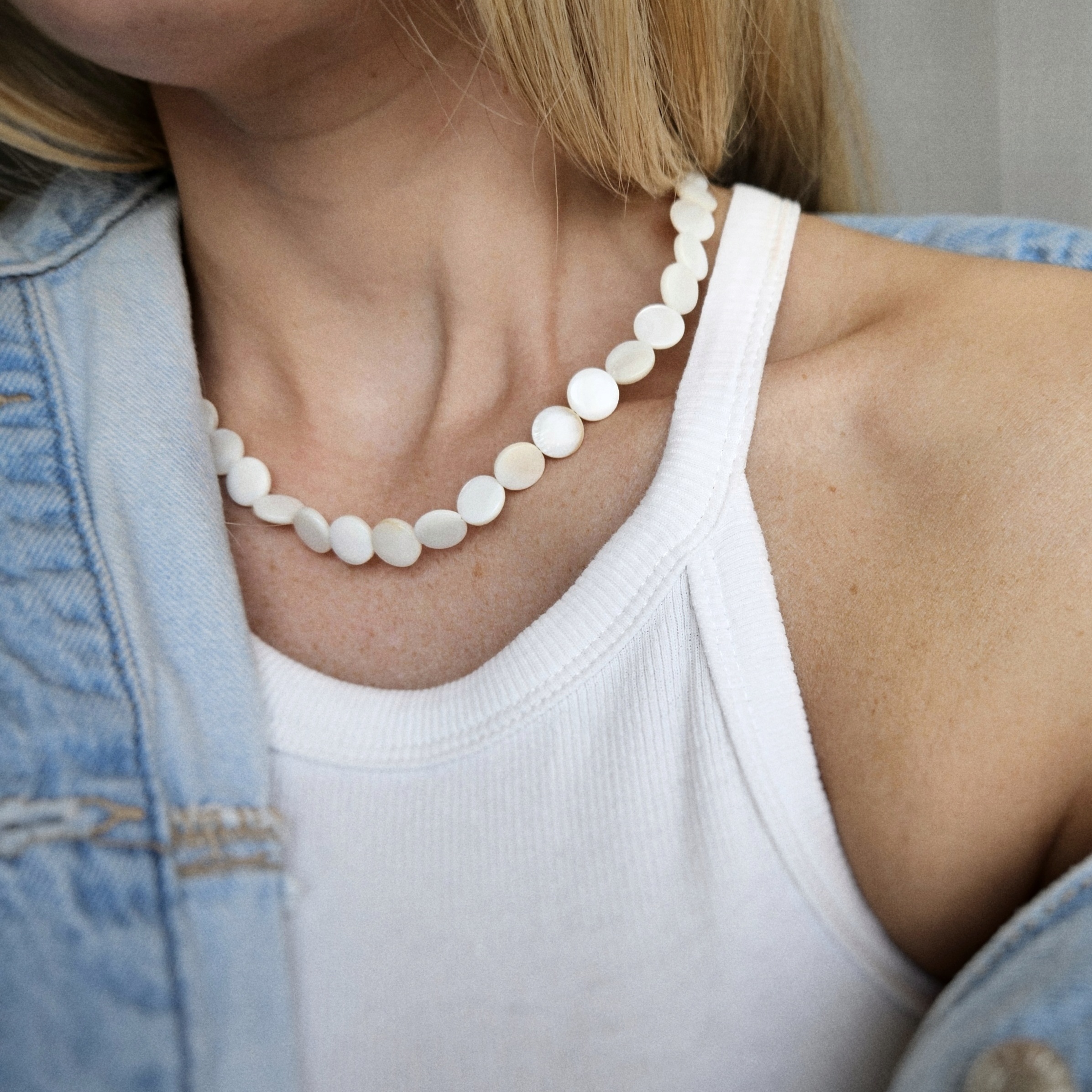 'White shell 10' kaklo vėrinys  