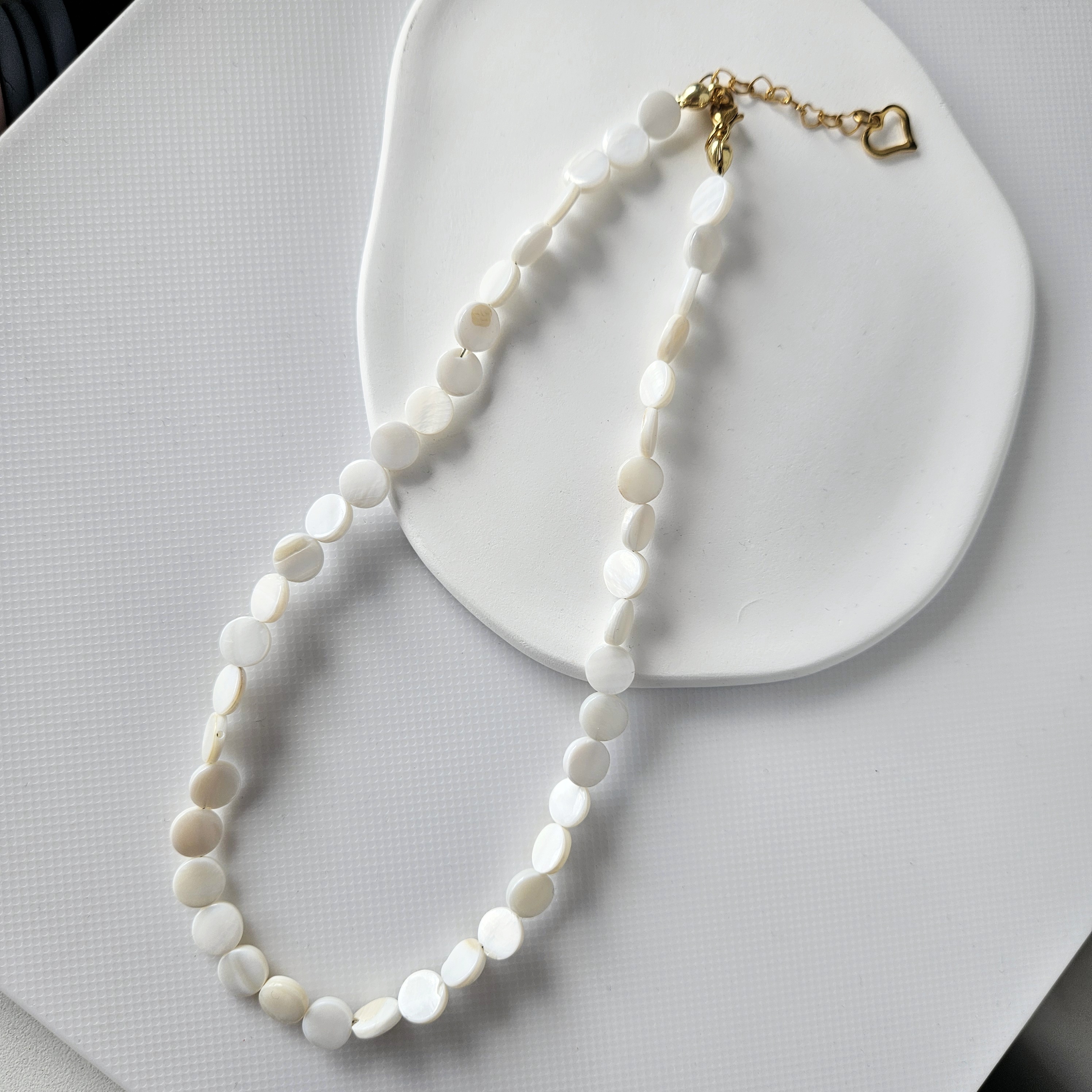 'White shell 8' kaklo vėrinys  