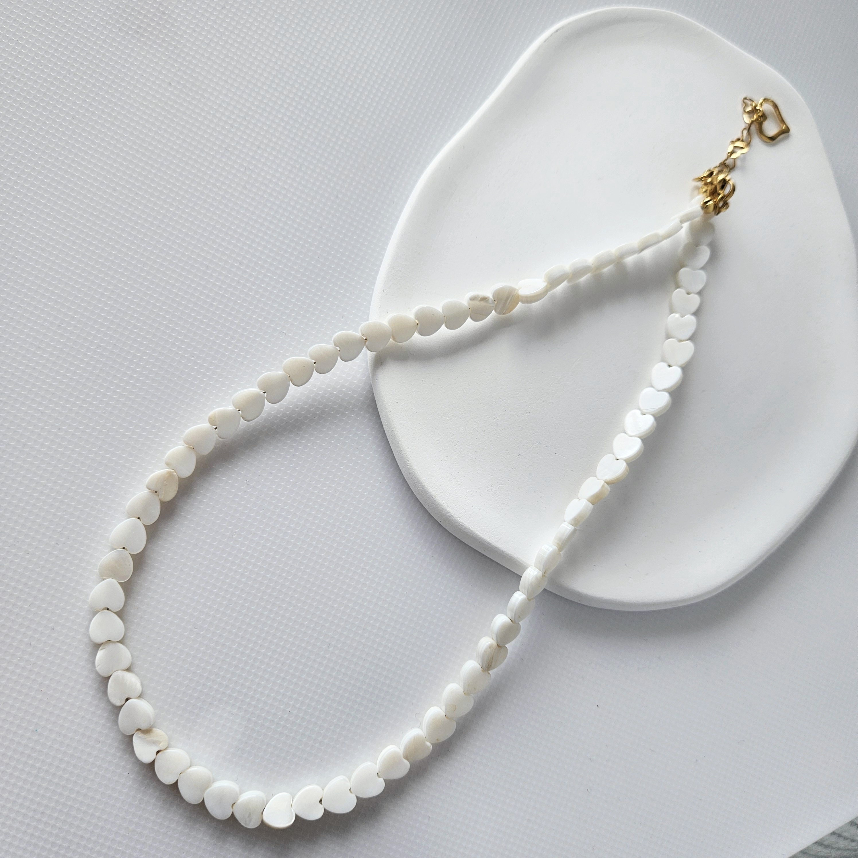 'White heart shell' kaklo vėrinys  
