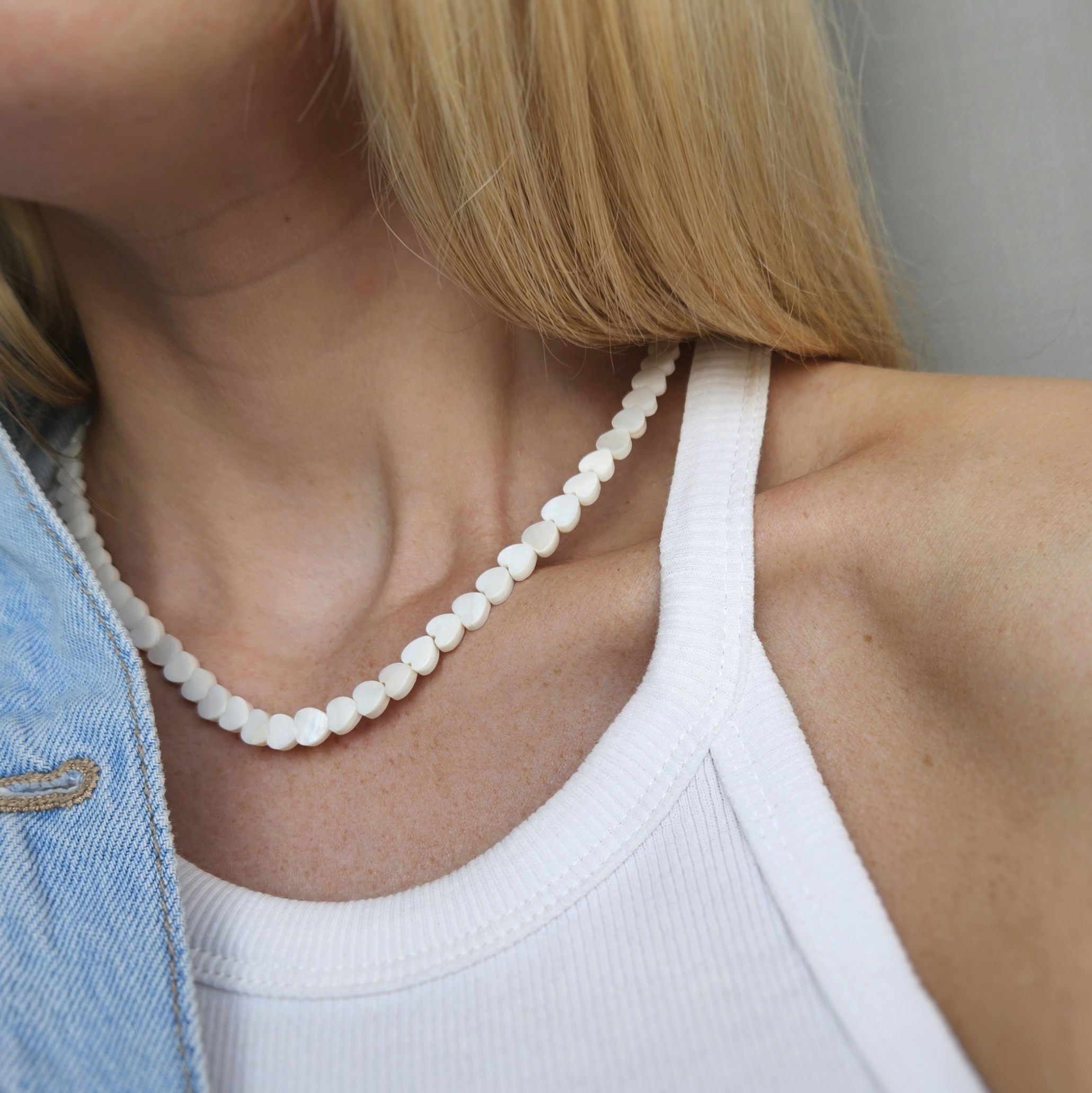 'White heart shell' kaklo vėrinys  