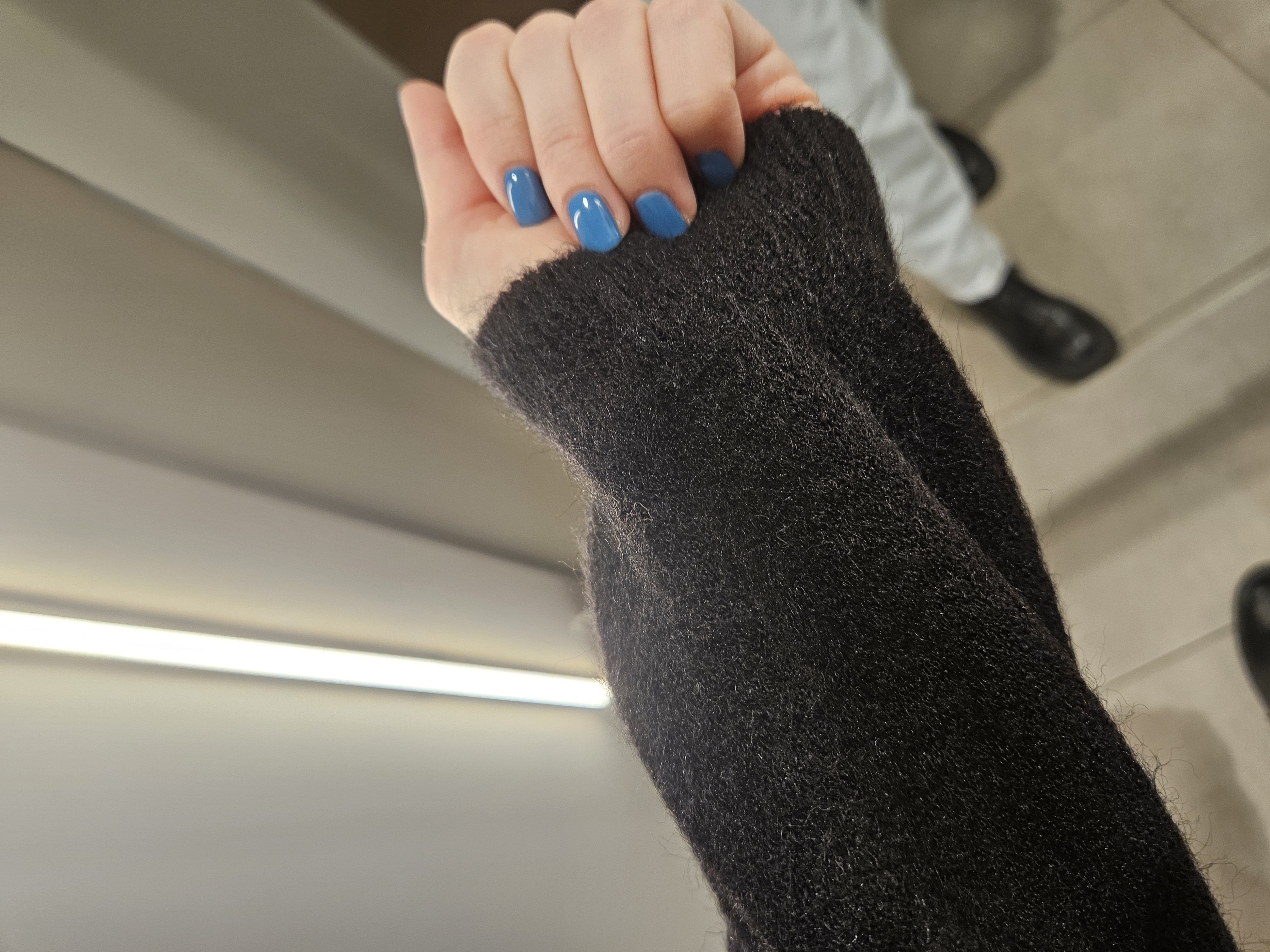 Juodas minkštas megztinis