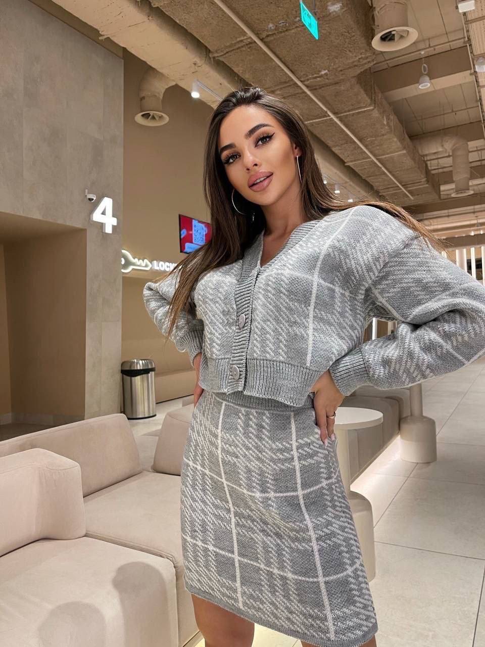 Pilkas megztas kostiumėlis