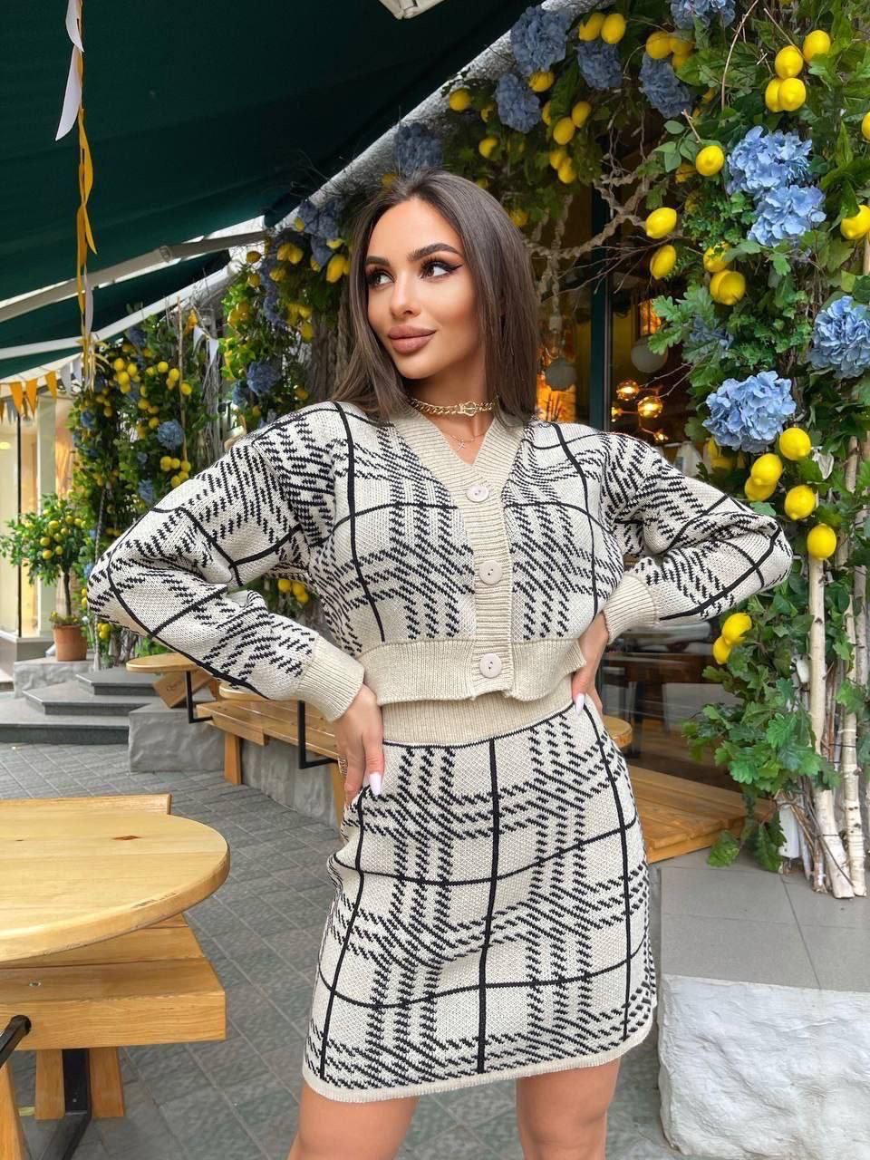 Smėlinis megztas kostiumėlis