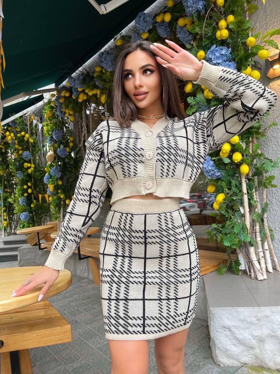 Smėlinis megztas kostiumėlis