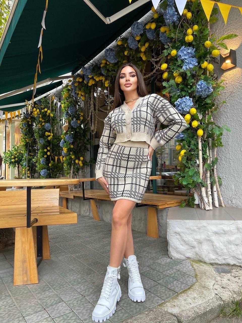 Smėlinis megztas kostiumėlis