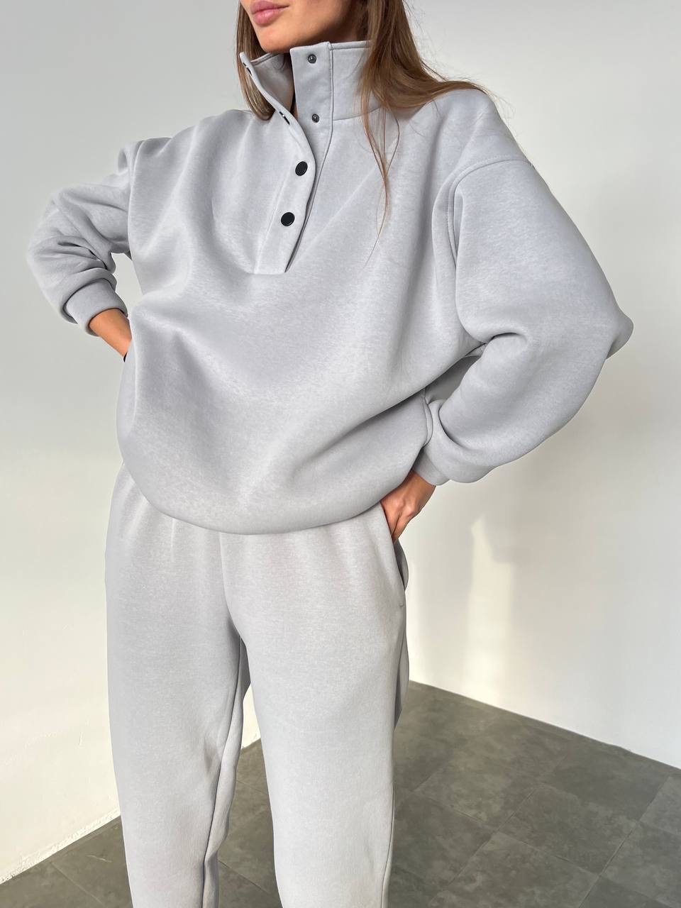 Pilkas laisvalaikio kostiumas