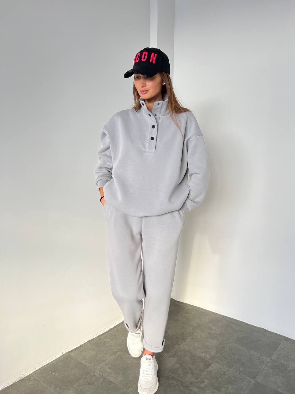 Pilkas laisvalaikio kostiumas