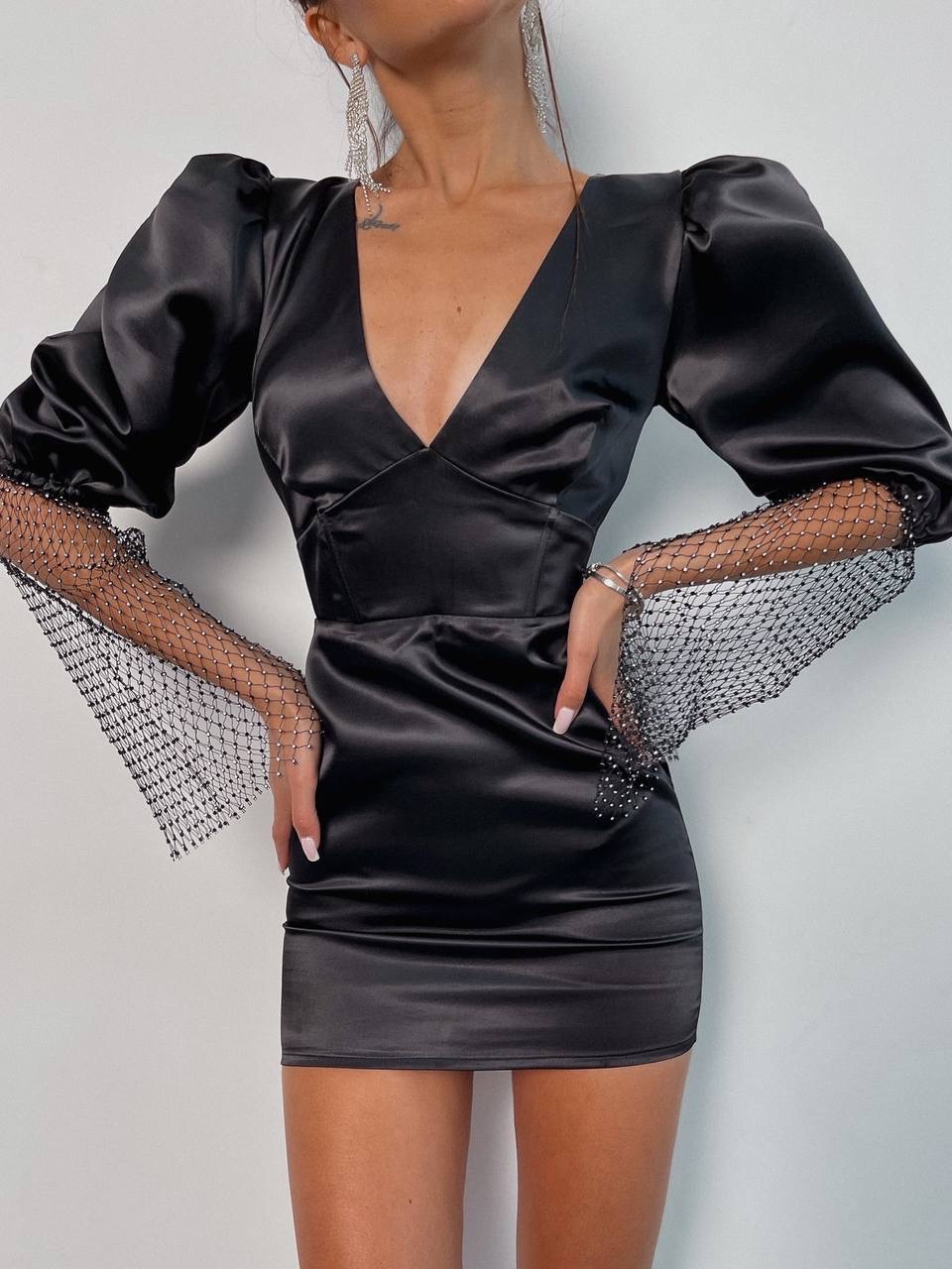 Juoda suknelė su blizgiomis rankovėmis