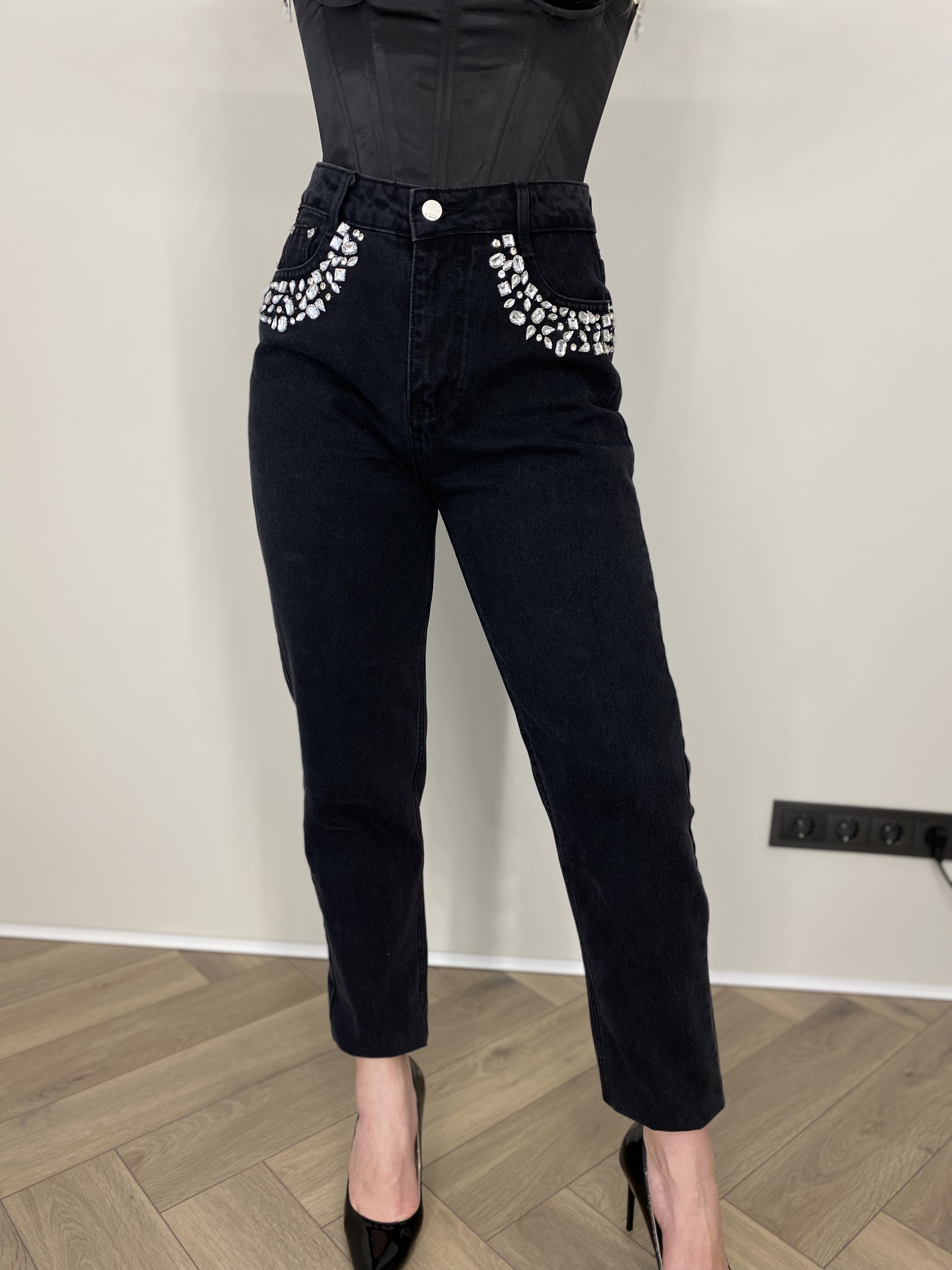 Juodi džinsai su blizgiomis detalėmis