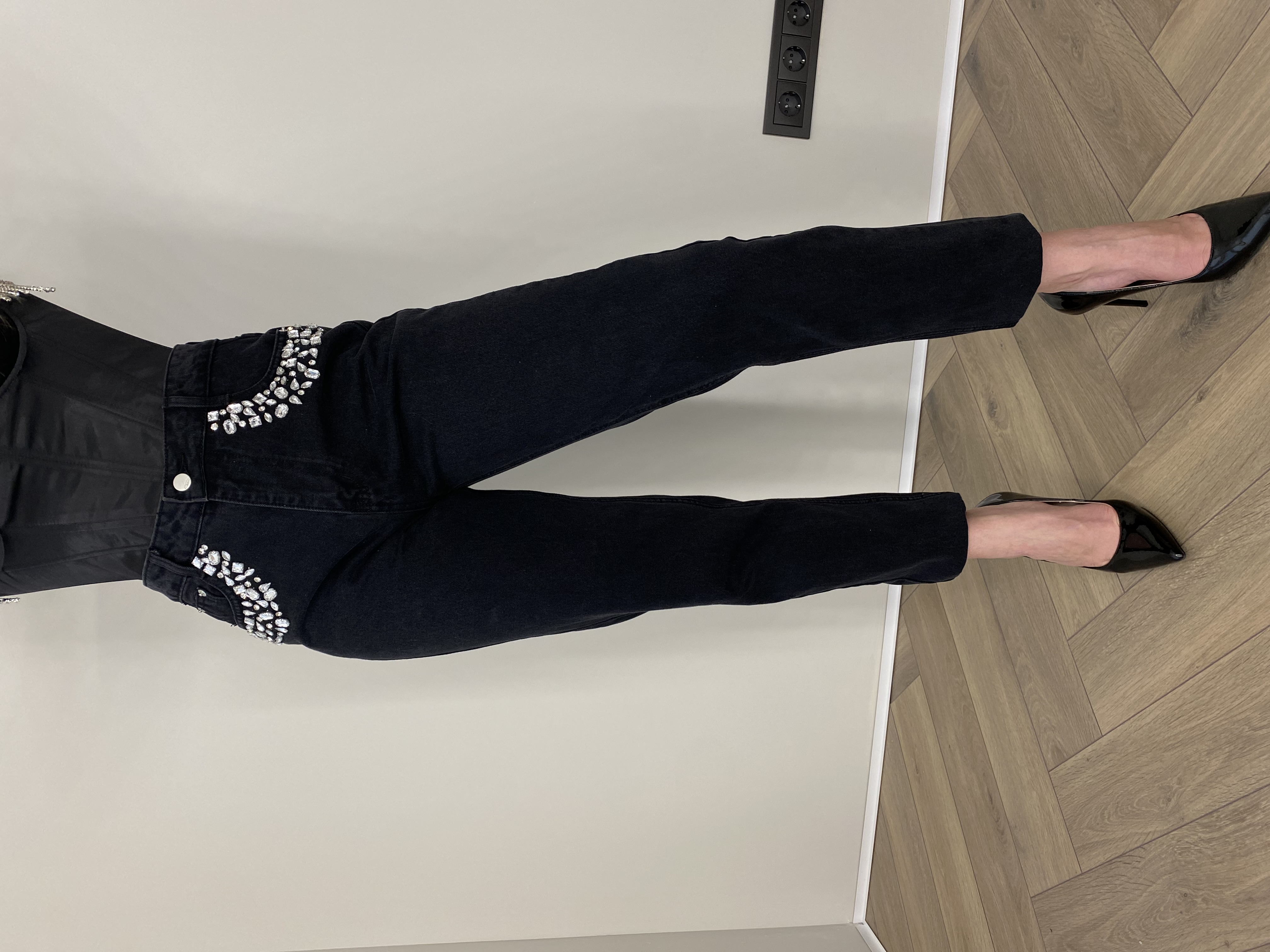 Juodi džinsai su blizgiomis detalėmis