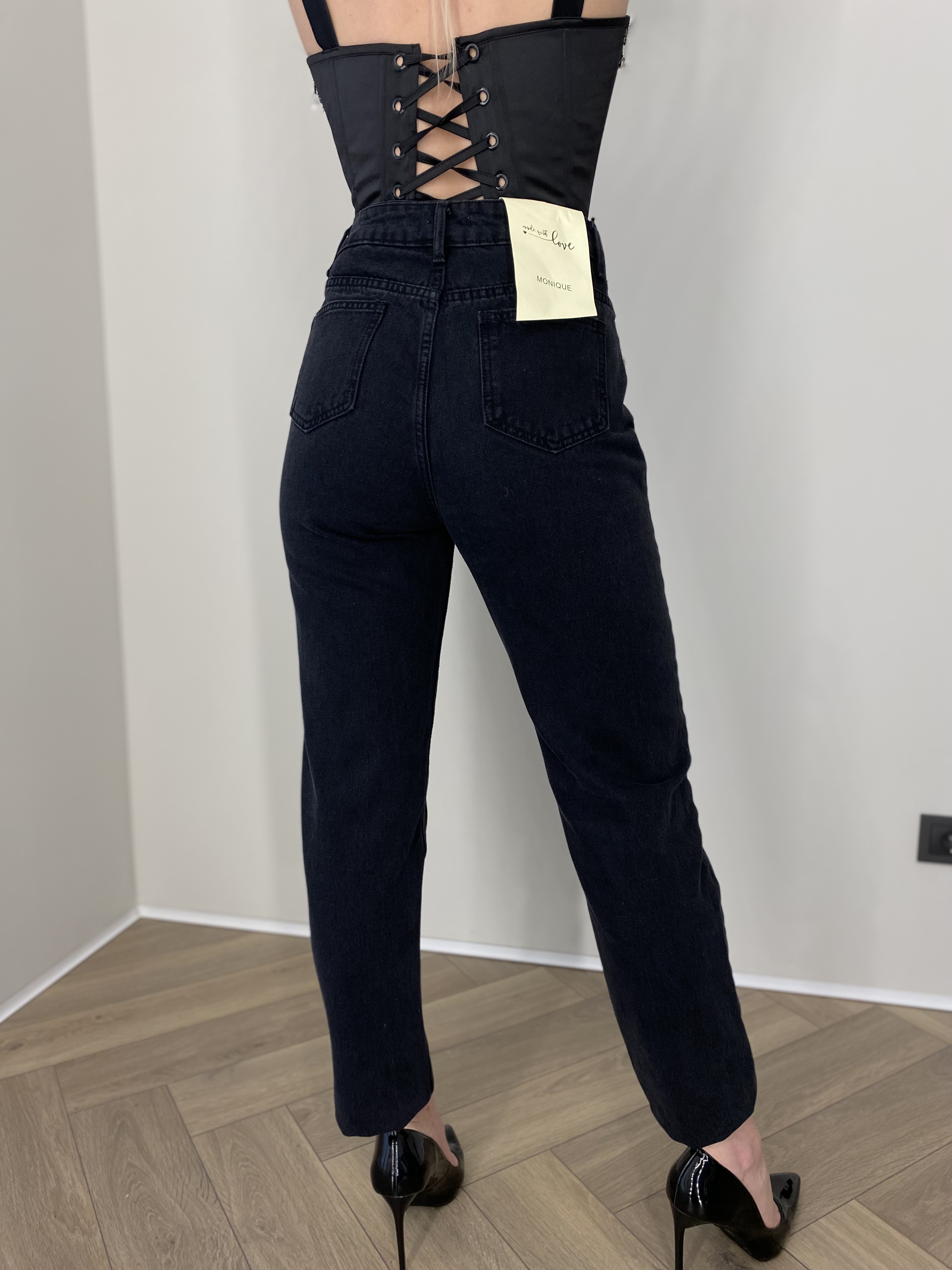 Juodi džinsai su blizgiomis detalėmis