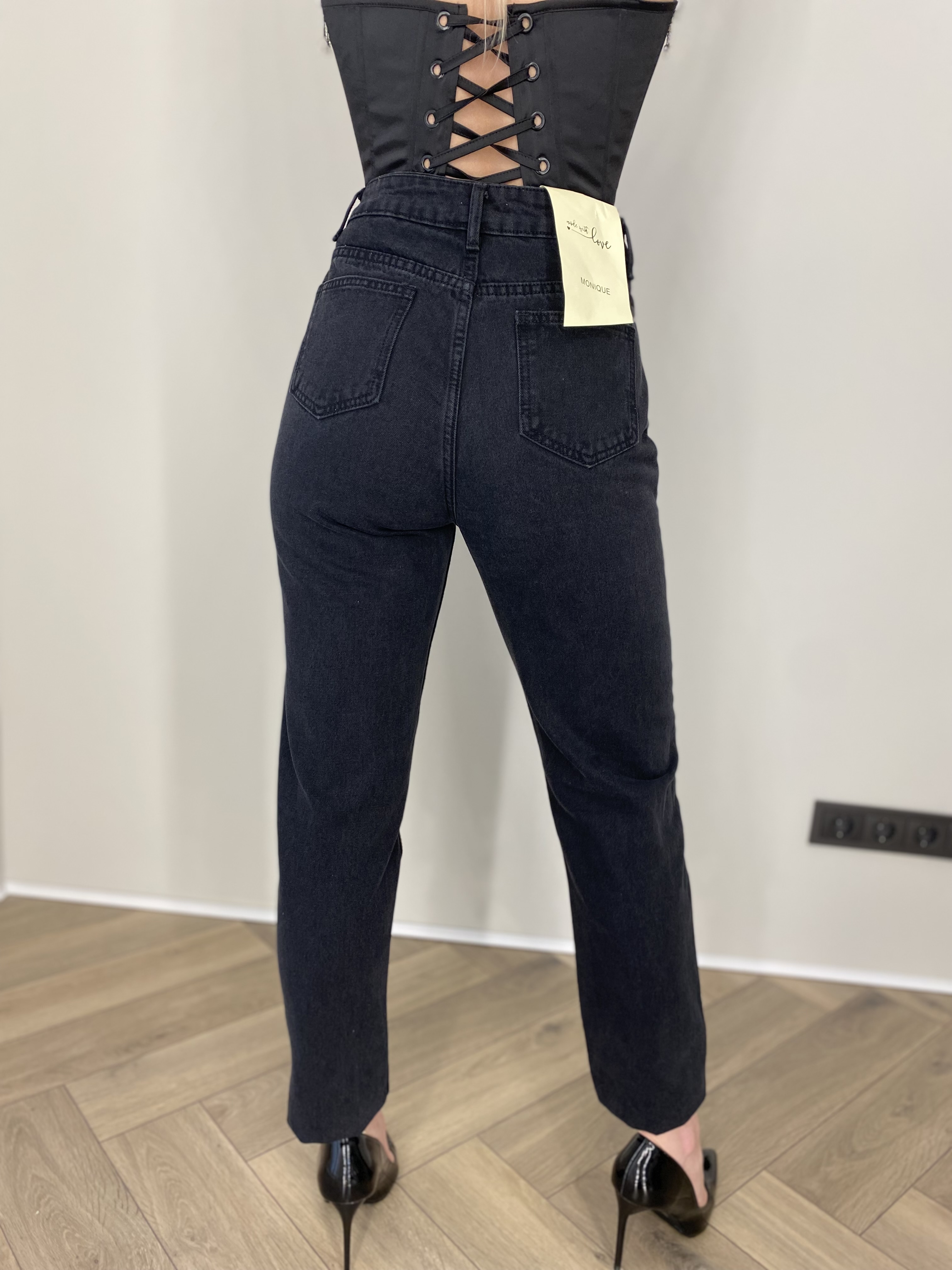 Juodi džinsai su blizgiomis detalėmis