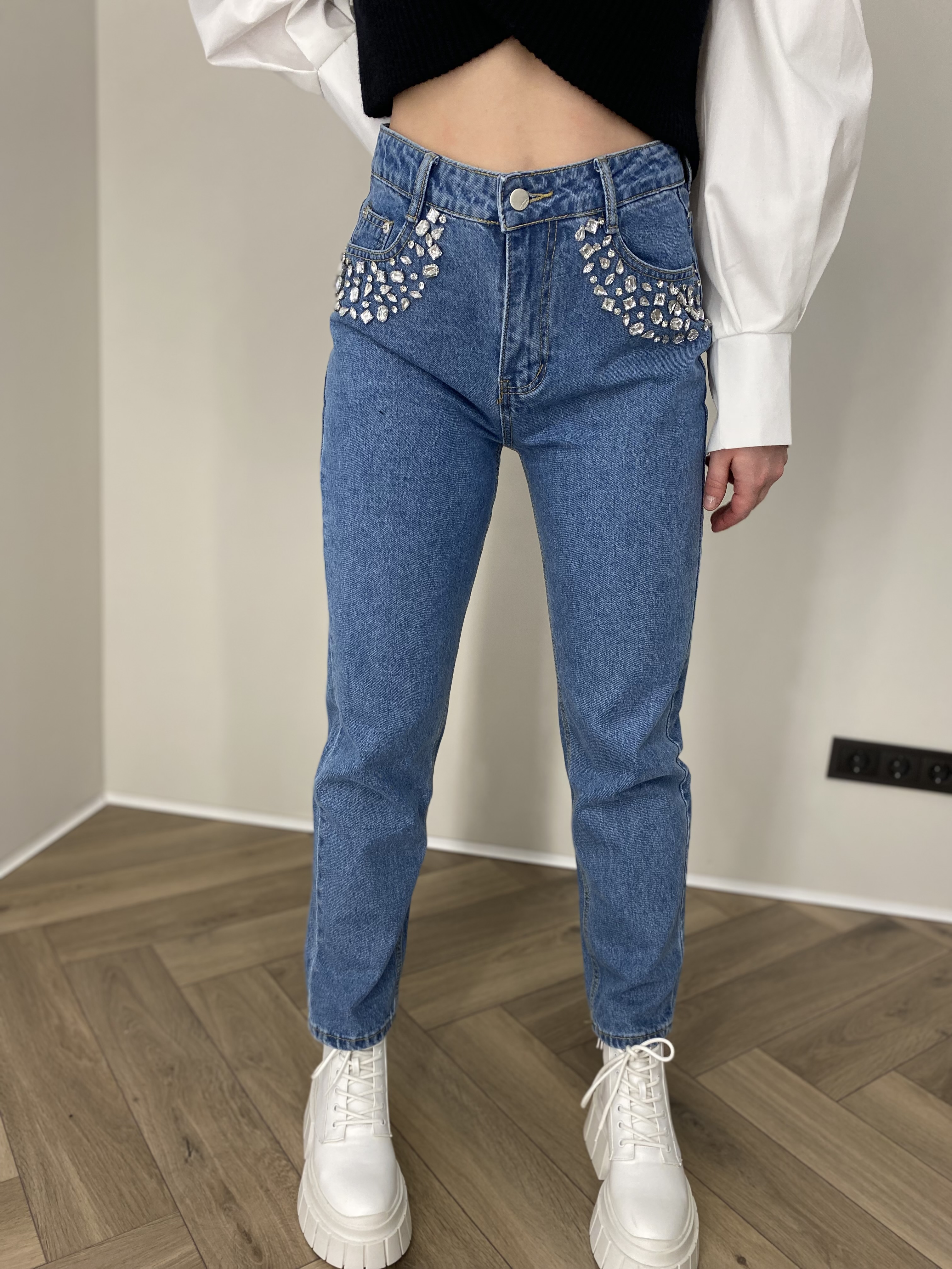 Mėlyni džinsai su blizgiomis detalėmis