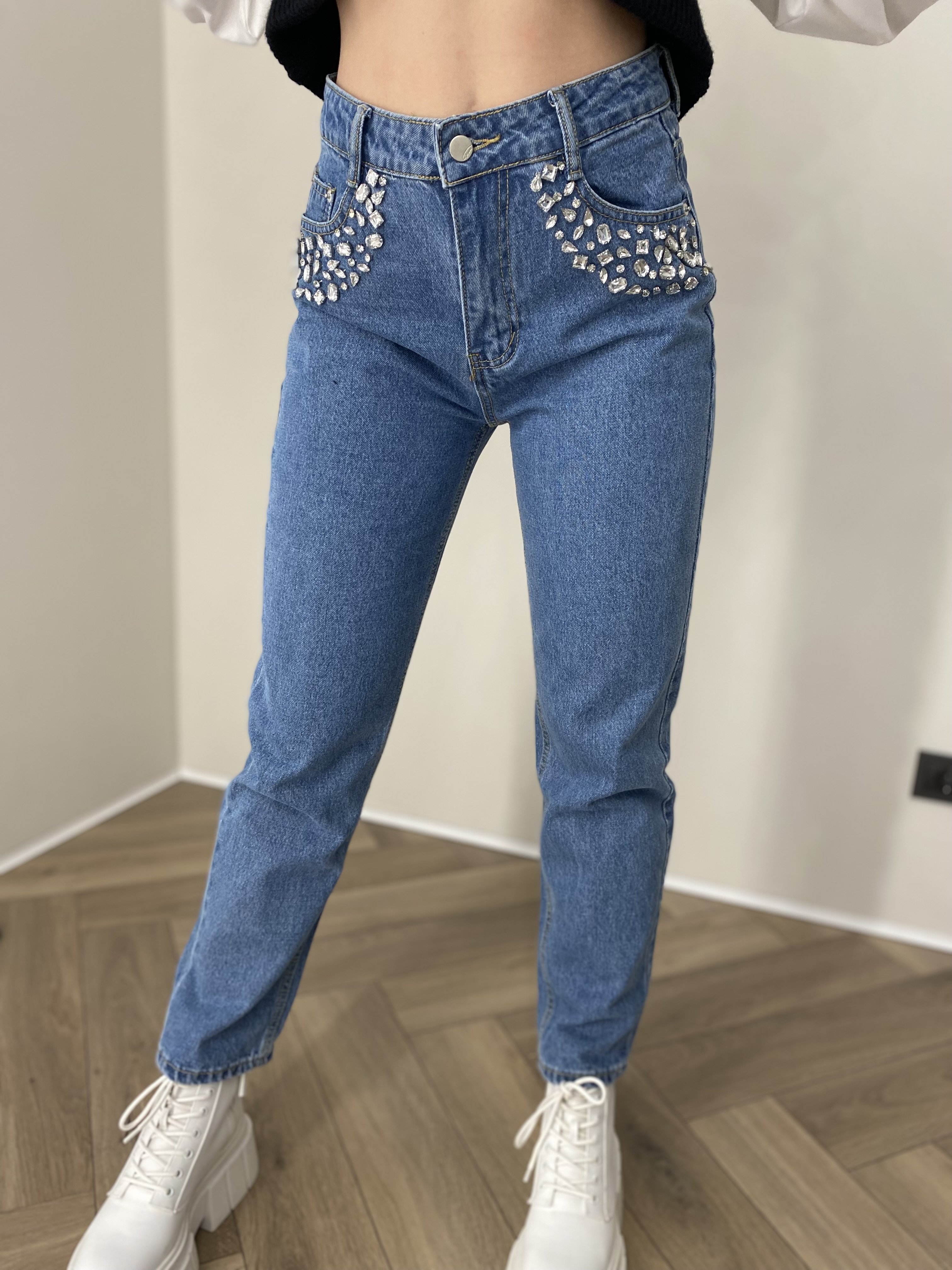 Mėlyni džinsai su blizgiomis detalėmis