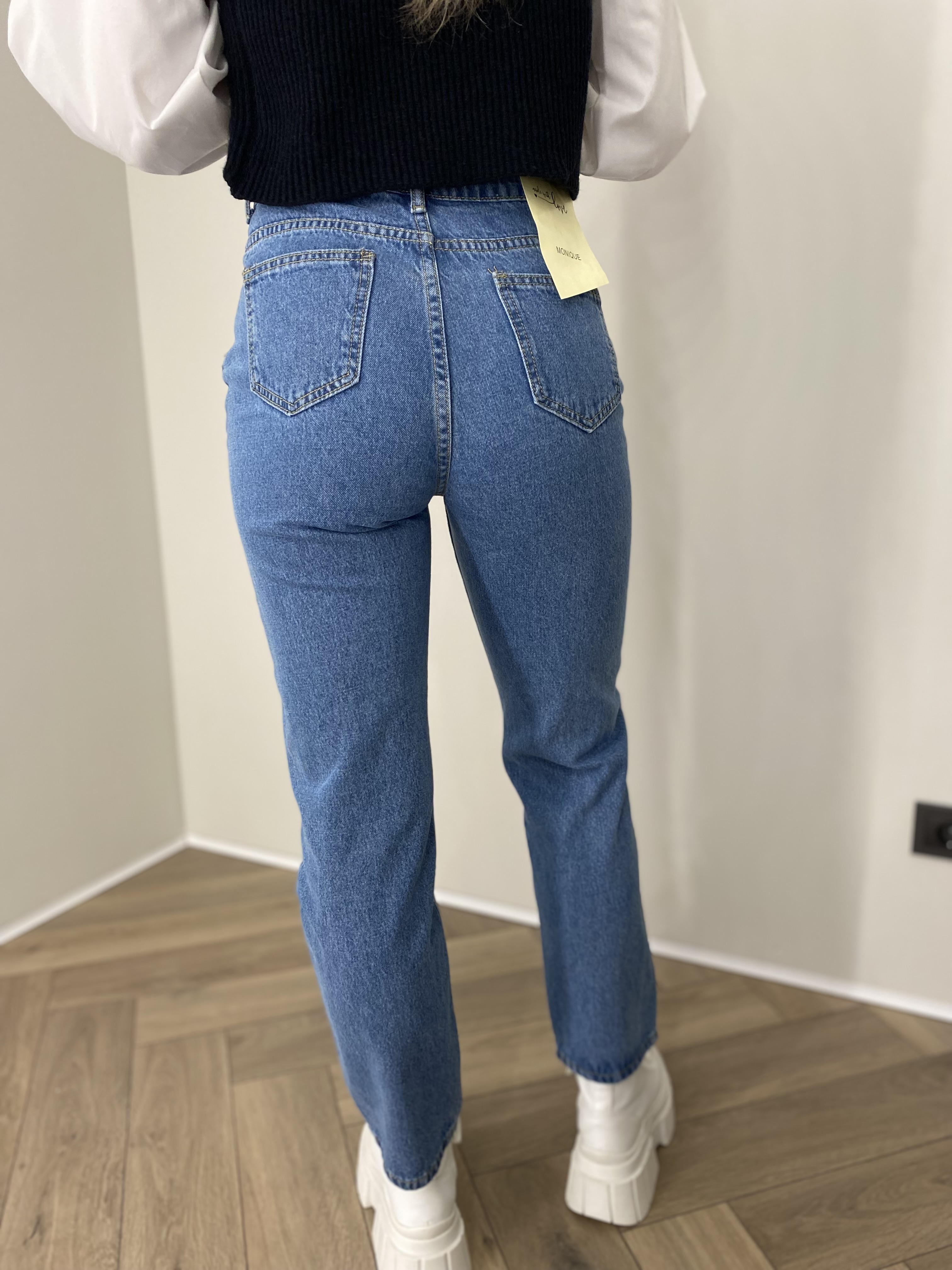 Mėlyni džinsai su blizgiomis detalėmis