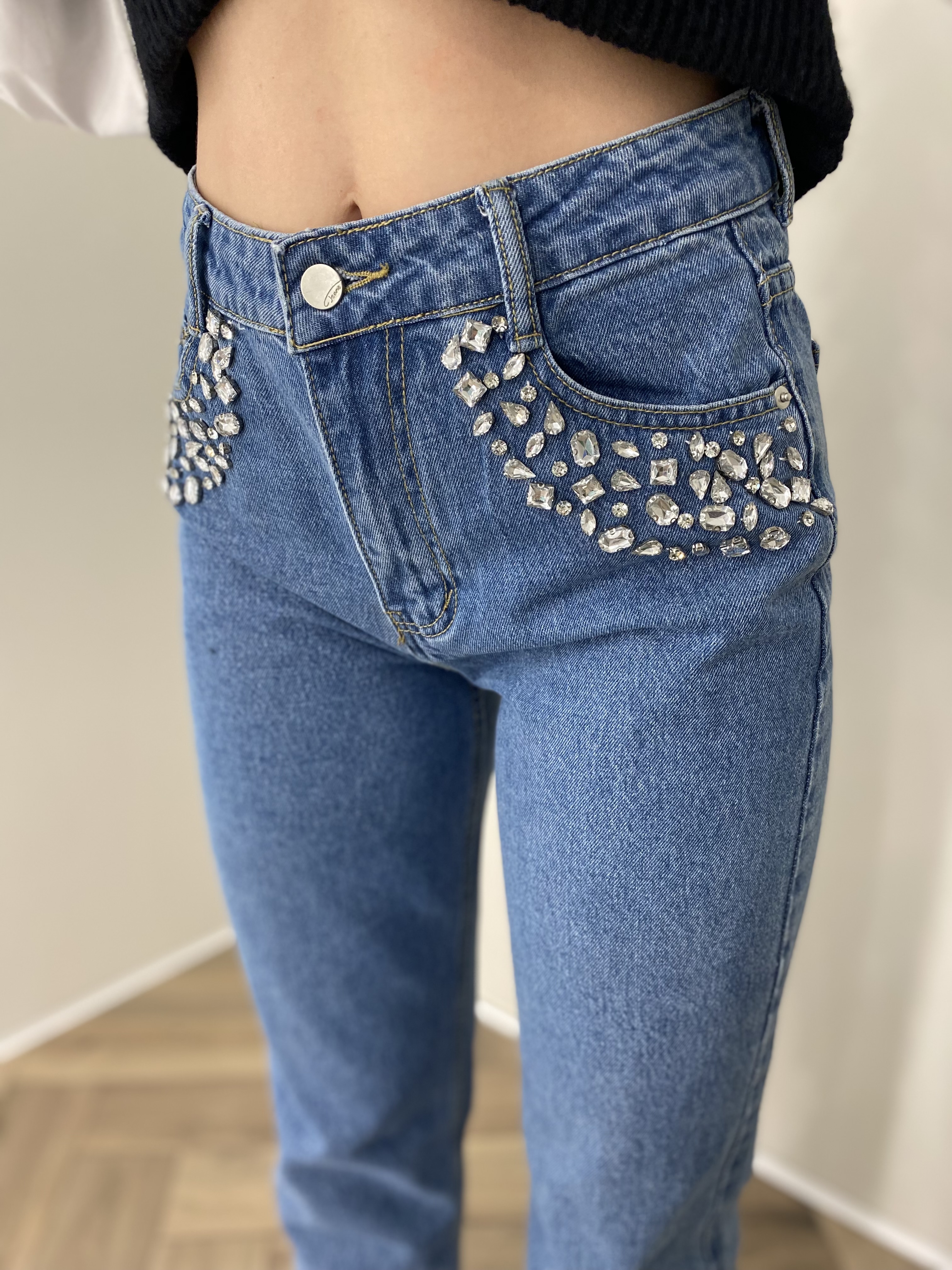 Mėlyni džinsai su blizgiomis detalėmis