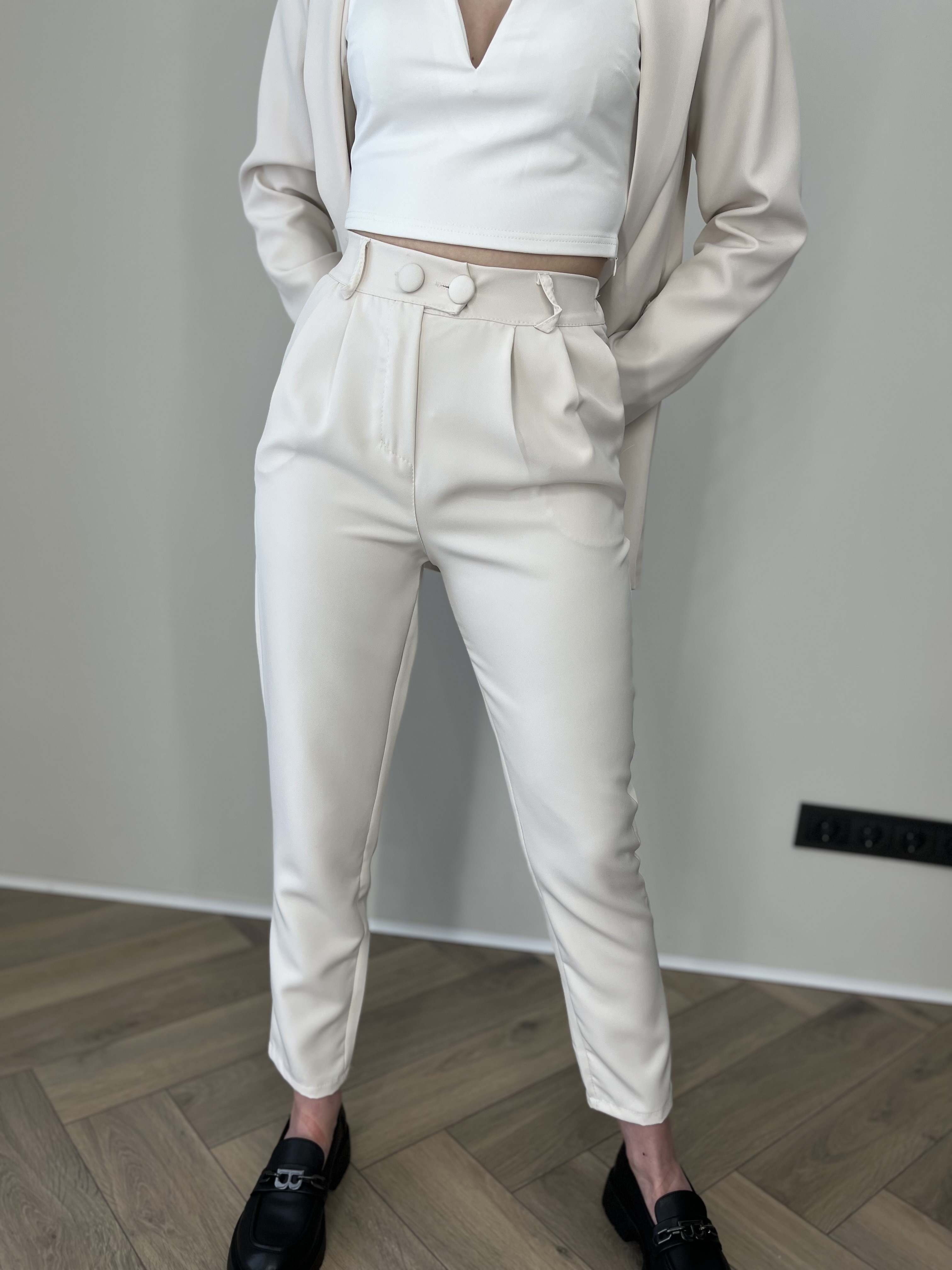 Smėlinis elegantiškas kostiumėlis