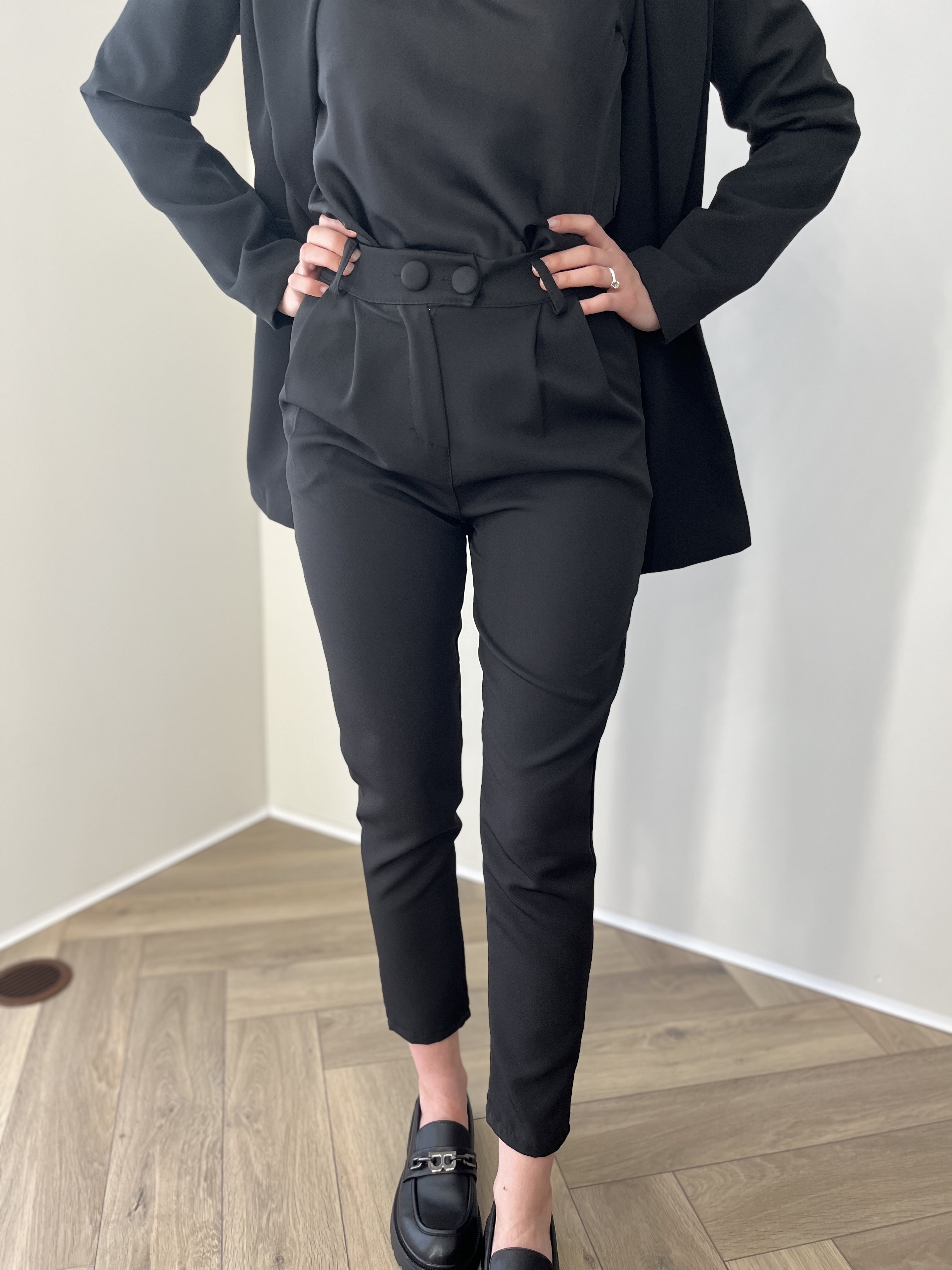 Juodas elegantiškas kostiumėlis