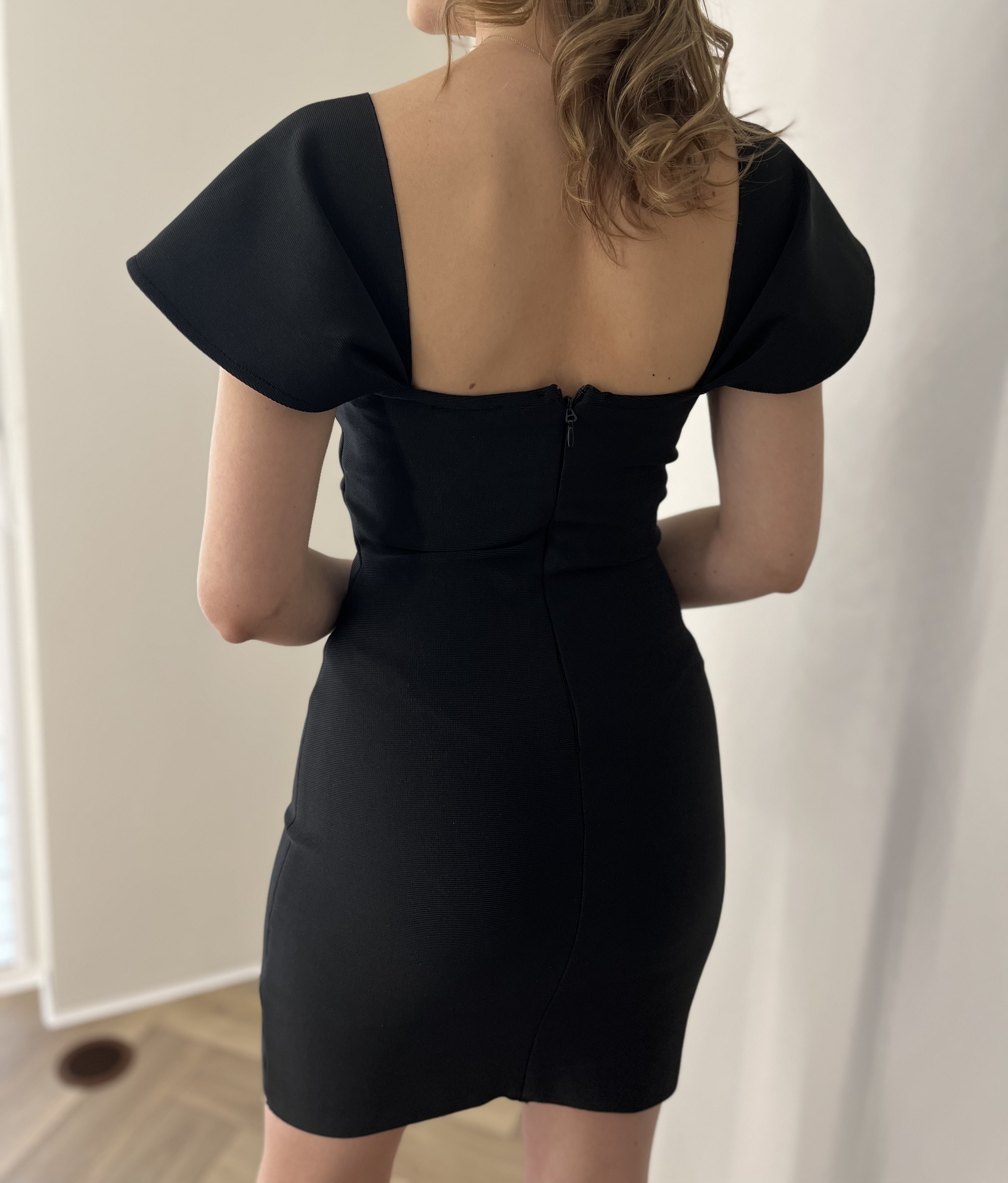 Juoda elegantiška suknelė