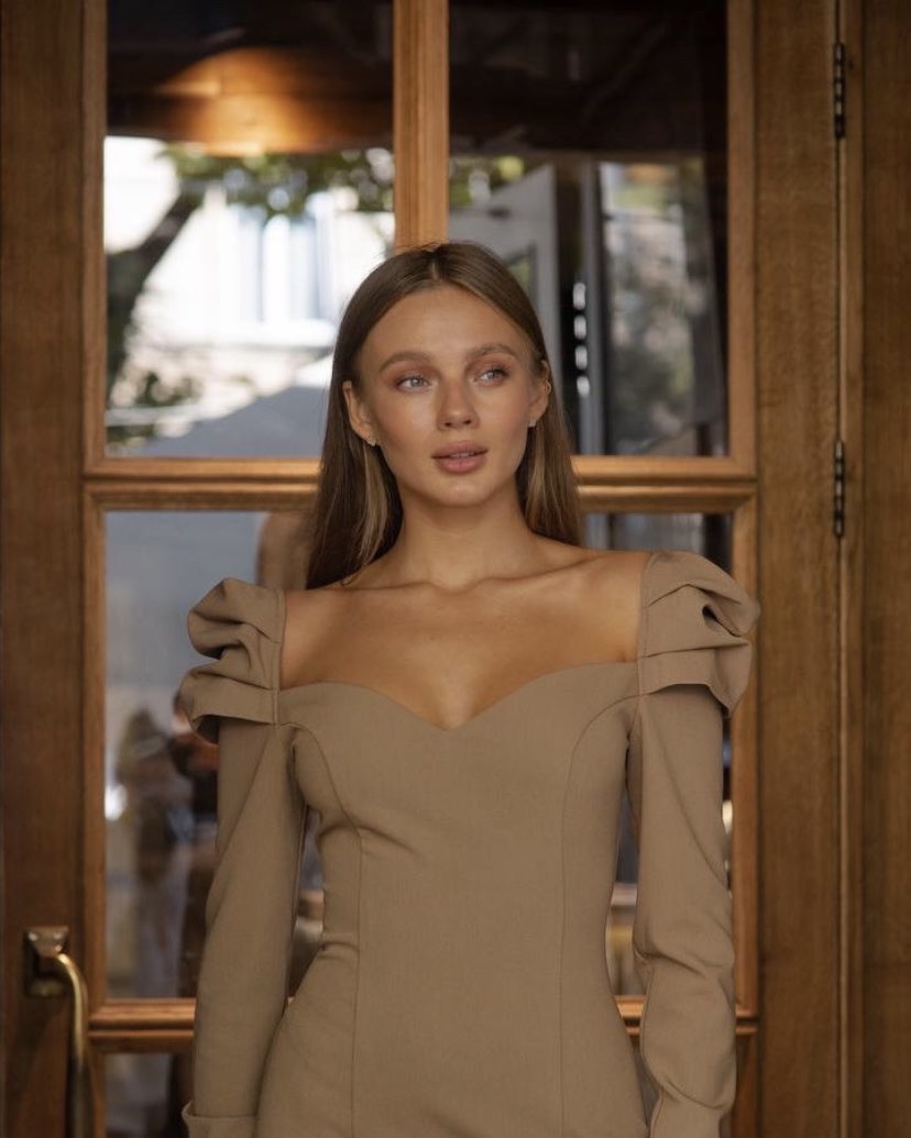 Ruda suknelė pūstomis rankovėmis