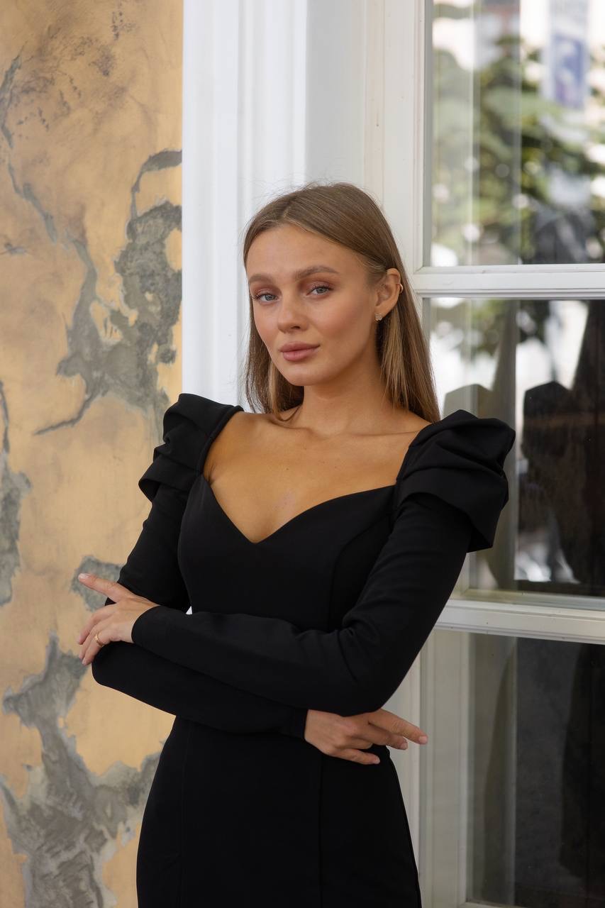 Juoda suknelė pūstomis rankovėmis