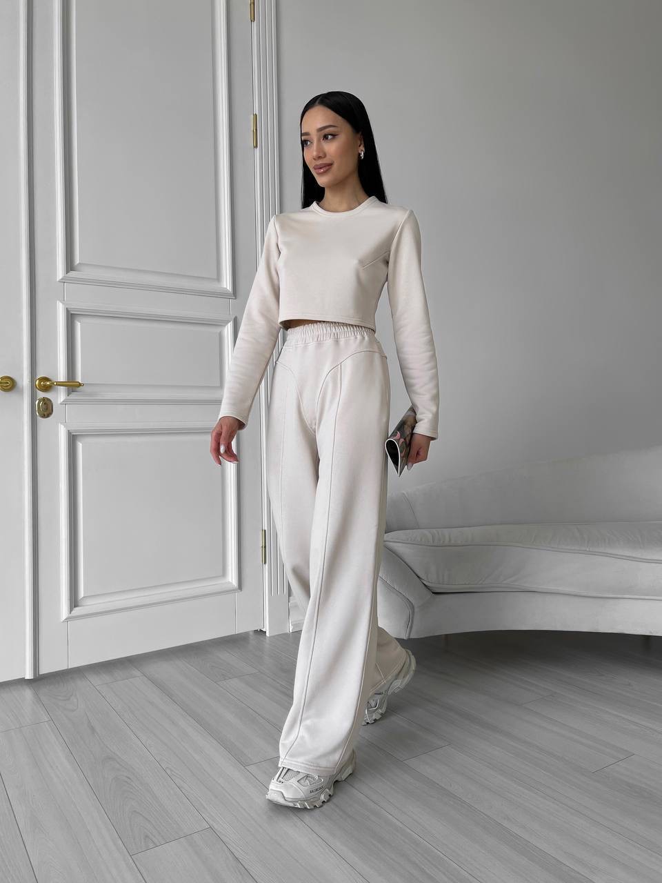 Šviesiai smėlinis kostiumas