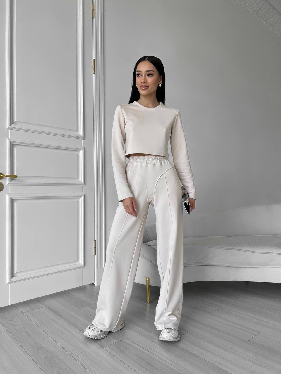 Šviesiai smėlinis kostiumas