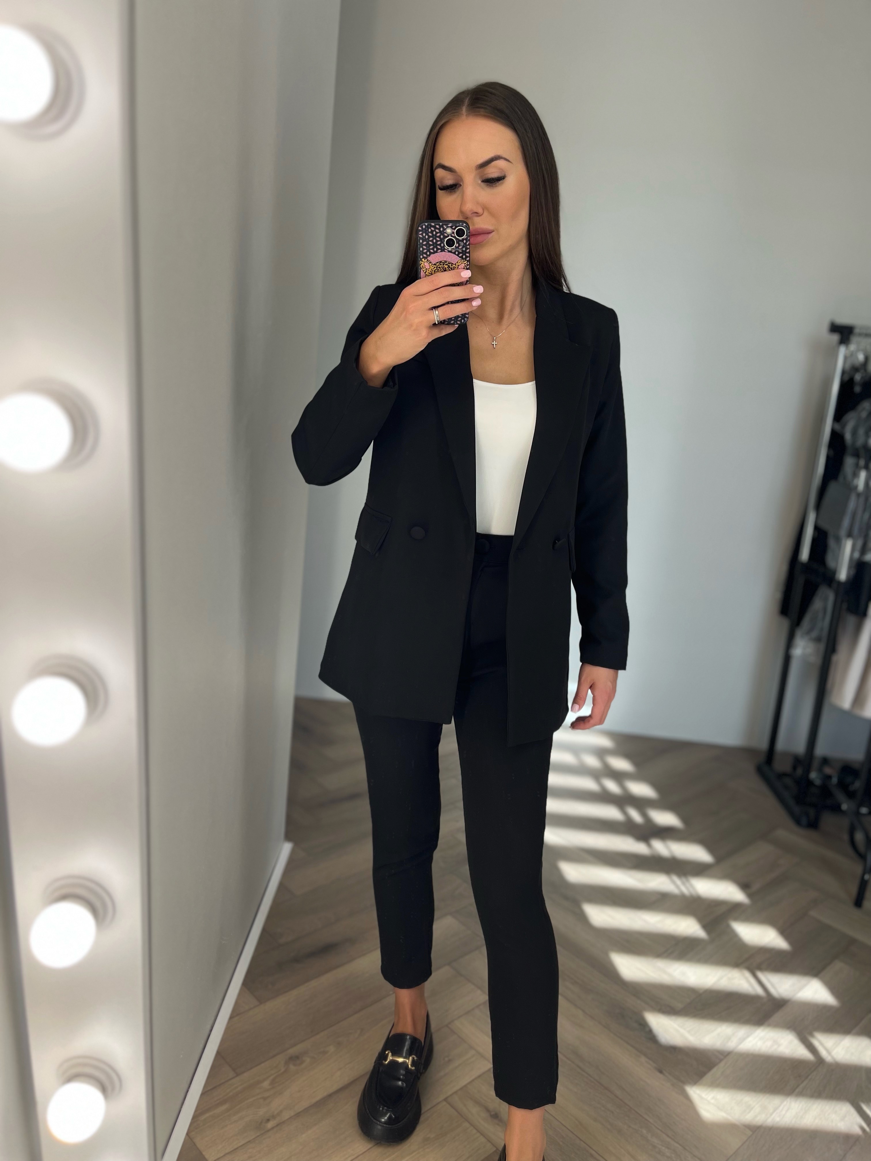 Juodas elegantiškas kostiumėlis